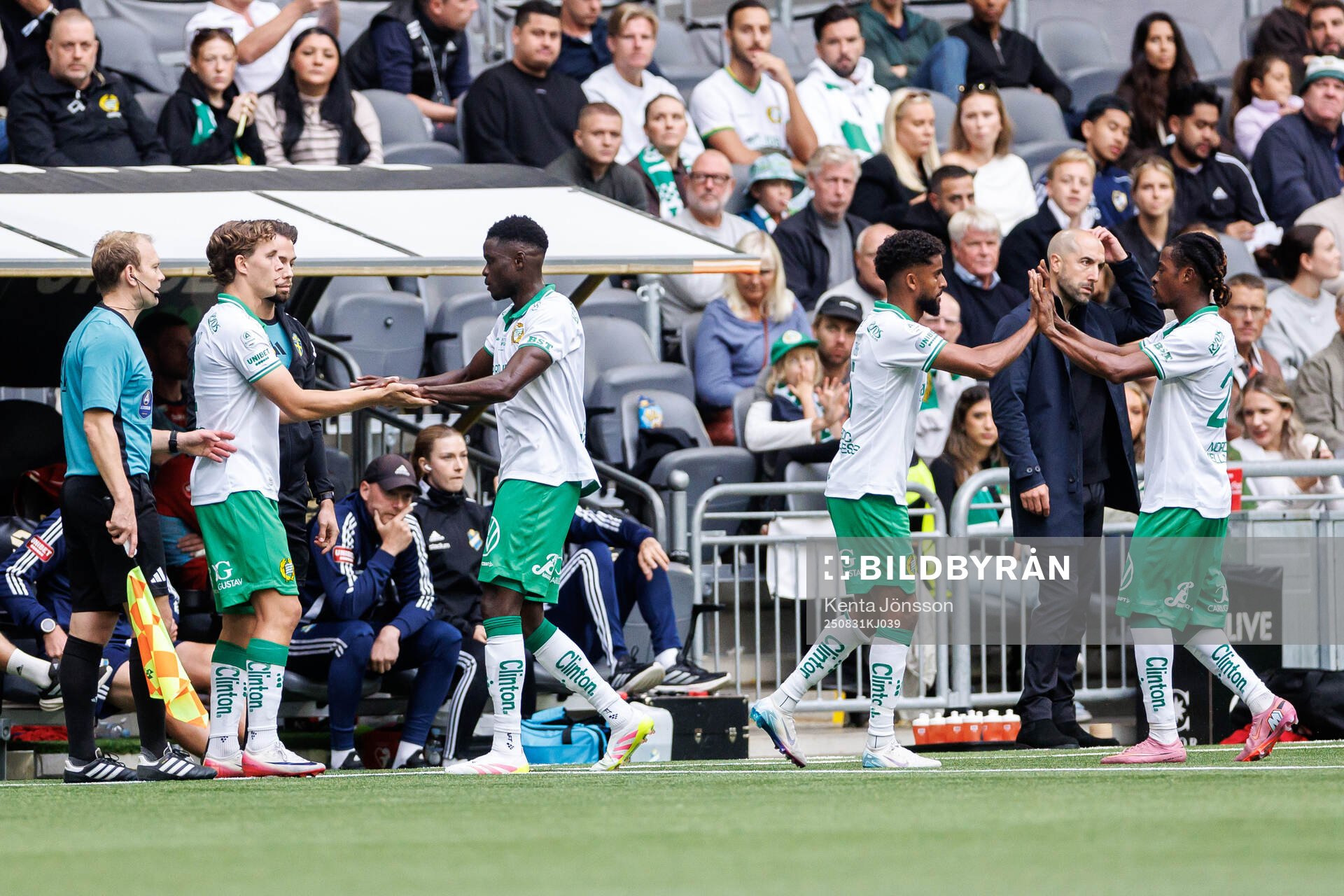 Hammarbys Hampus Skoglund och Tesfaldet Tekie byter med