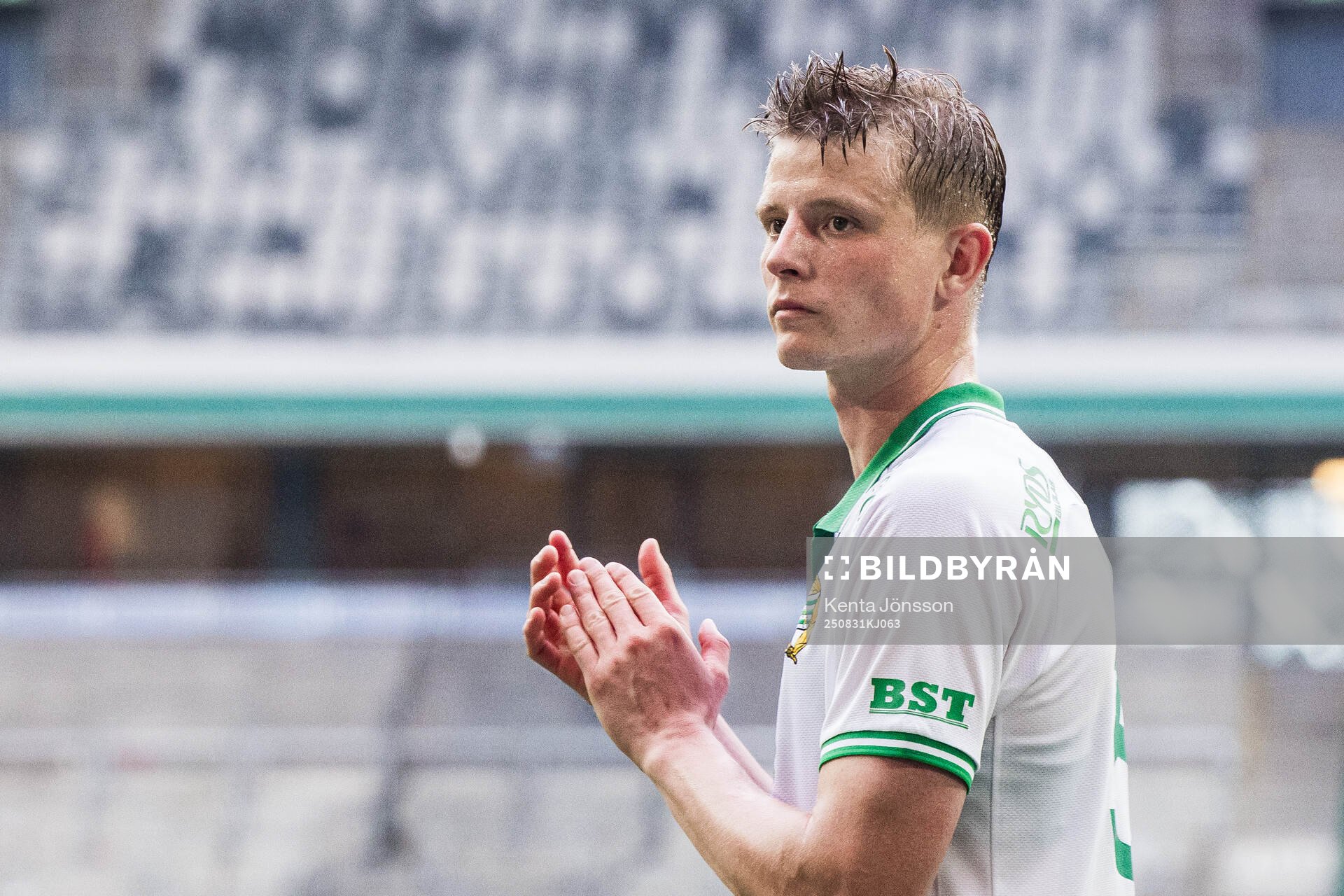 Hammarbys Frederik Winther applåderar publiken
