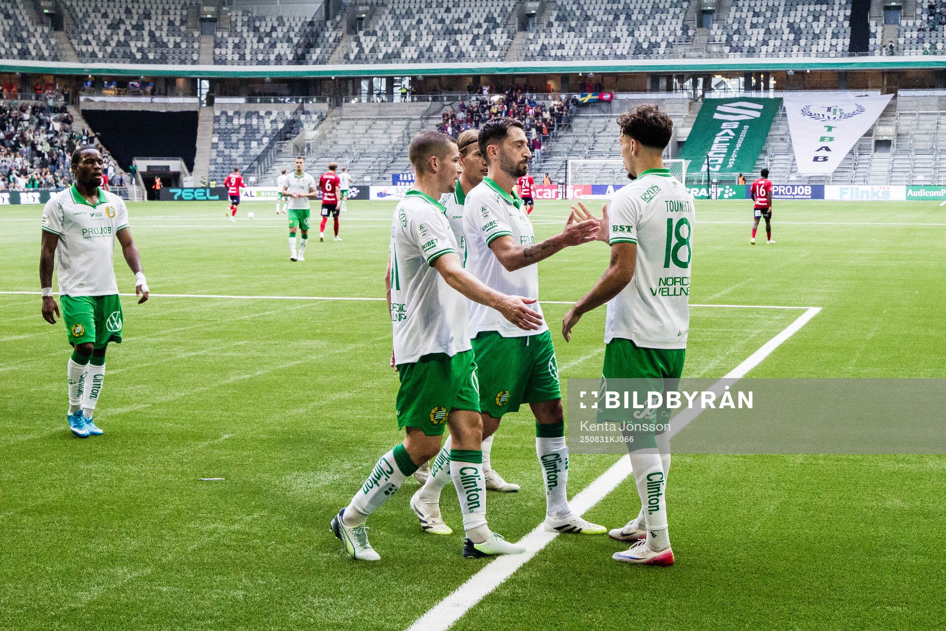 Hammarbys Sebastian Tounekti jublar med Nahir Besara och