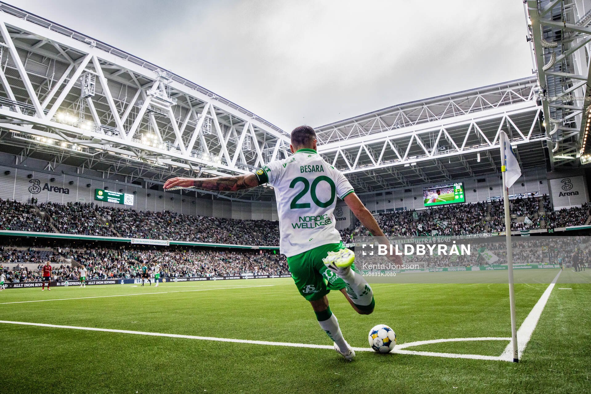 Hammarbys Nahir Besara med en hörna på 3Arena