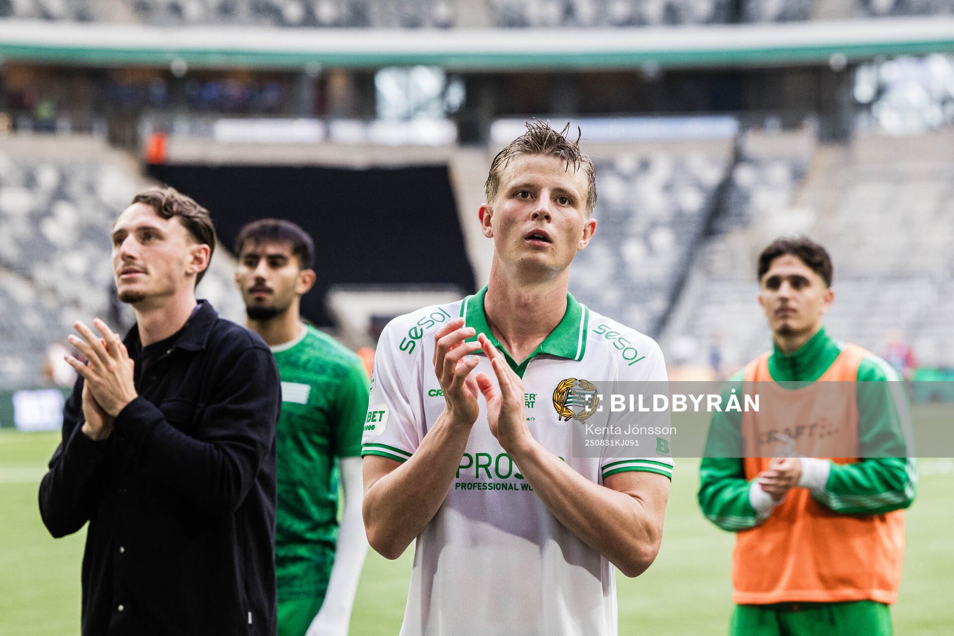 Hammarbys Frederik Winther applåderar publiken