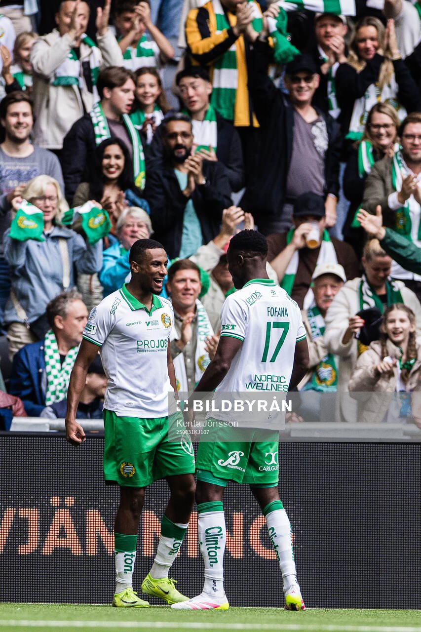 Hammarbys Paulos Abraham jublar med Ibrahima Breze Fofana