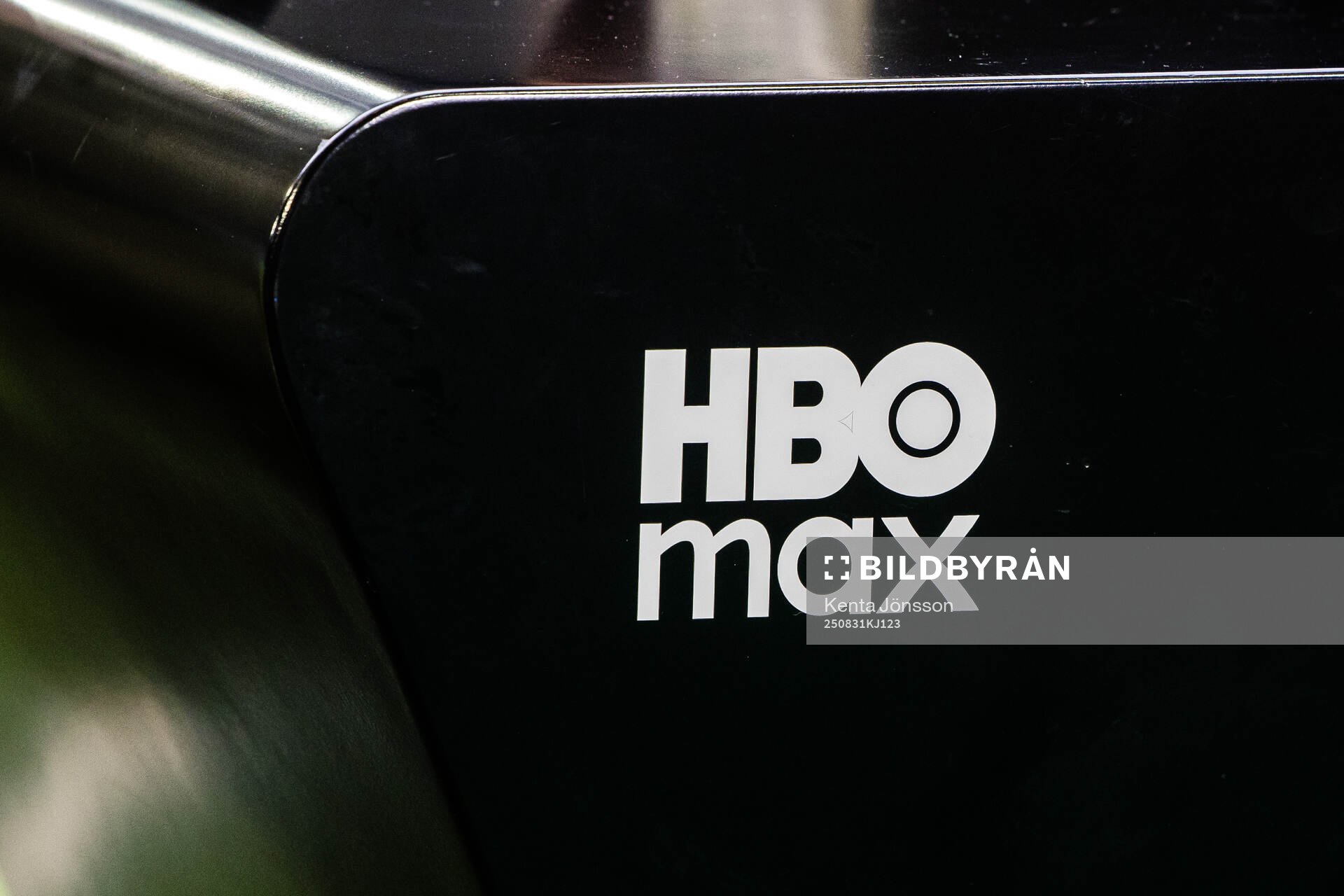 HBO Max logotyp på ett bord