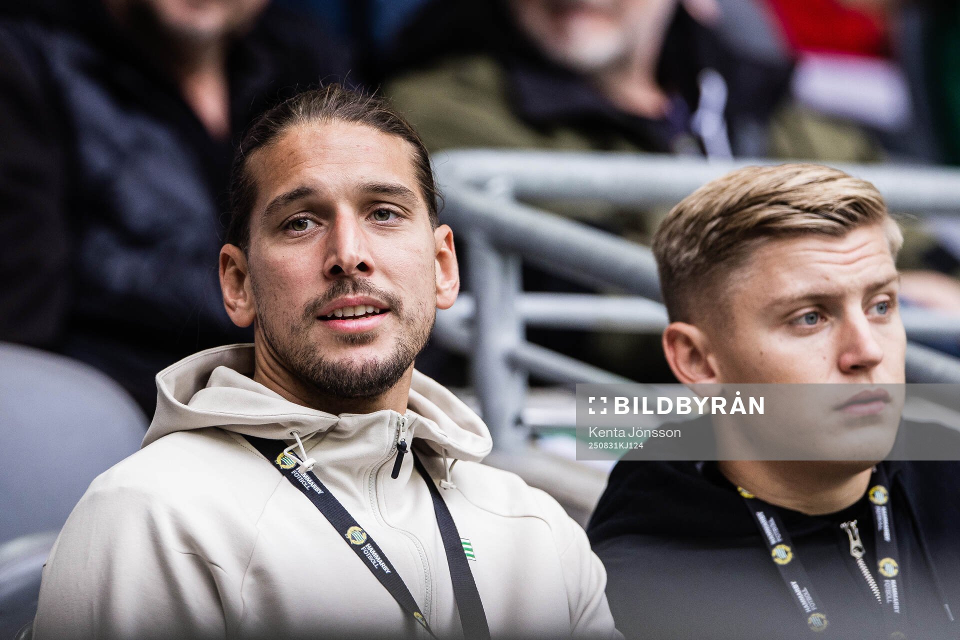 Hammarbys Nikola Vasic  och Dennis Collander på läktaren