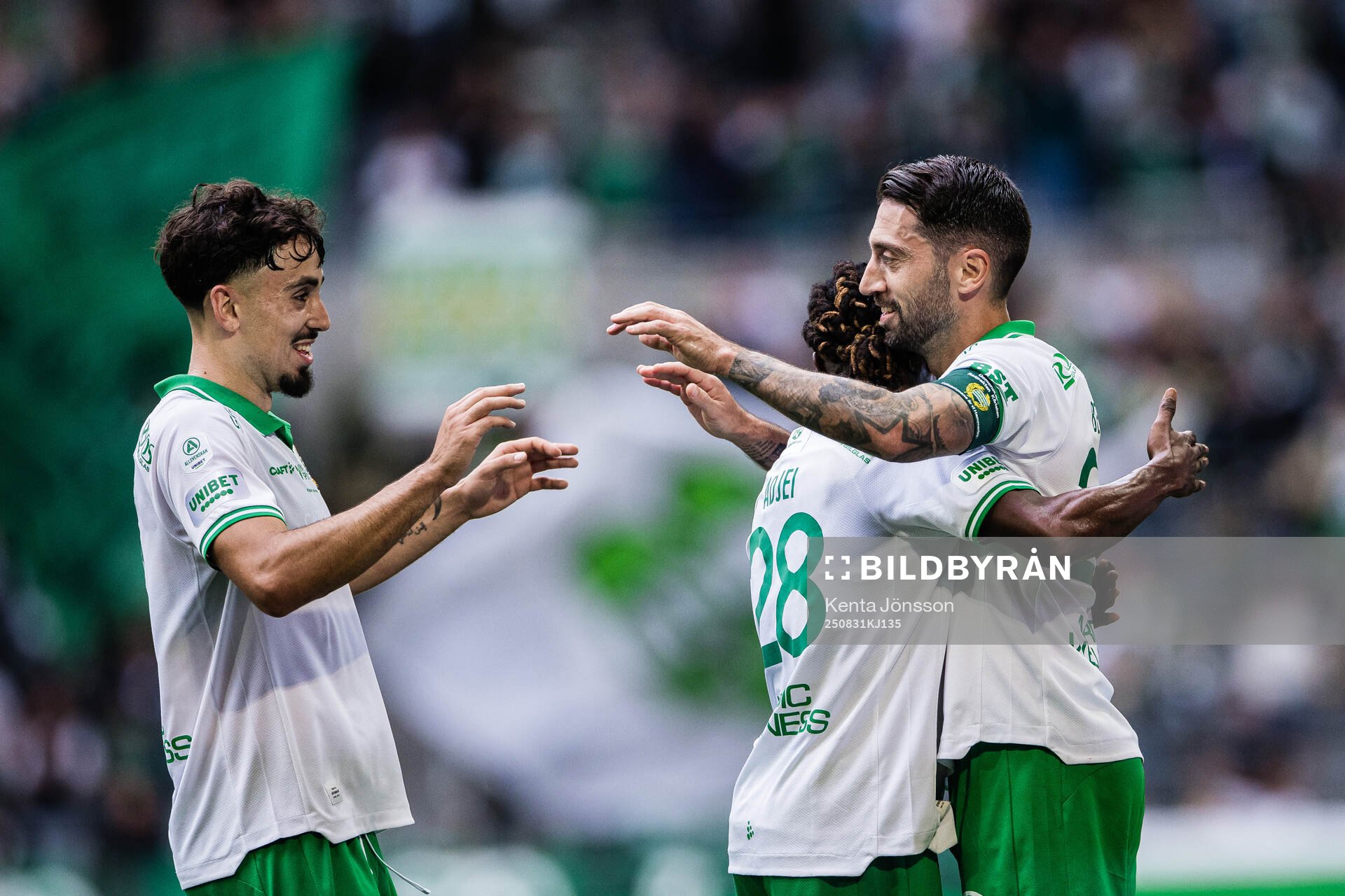 Hammarbys Nahir Besara (h) jublar med Sebastian Tounekti