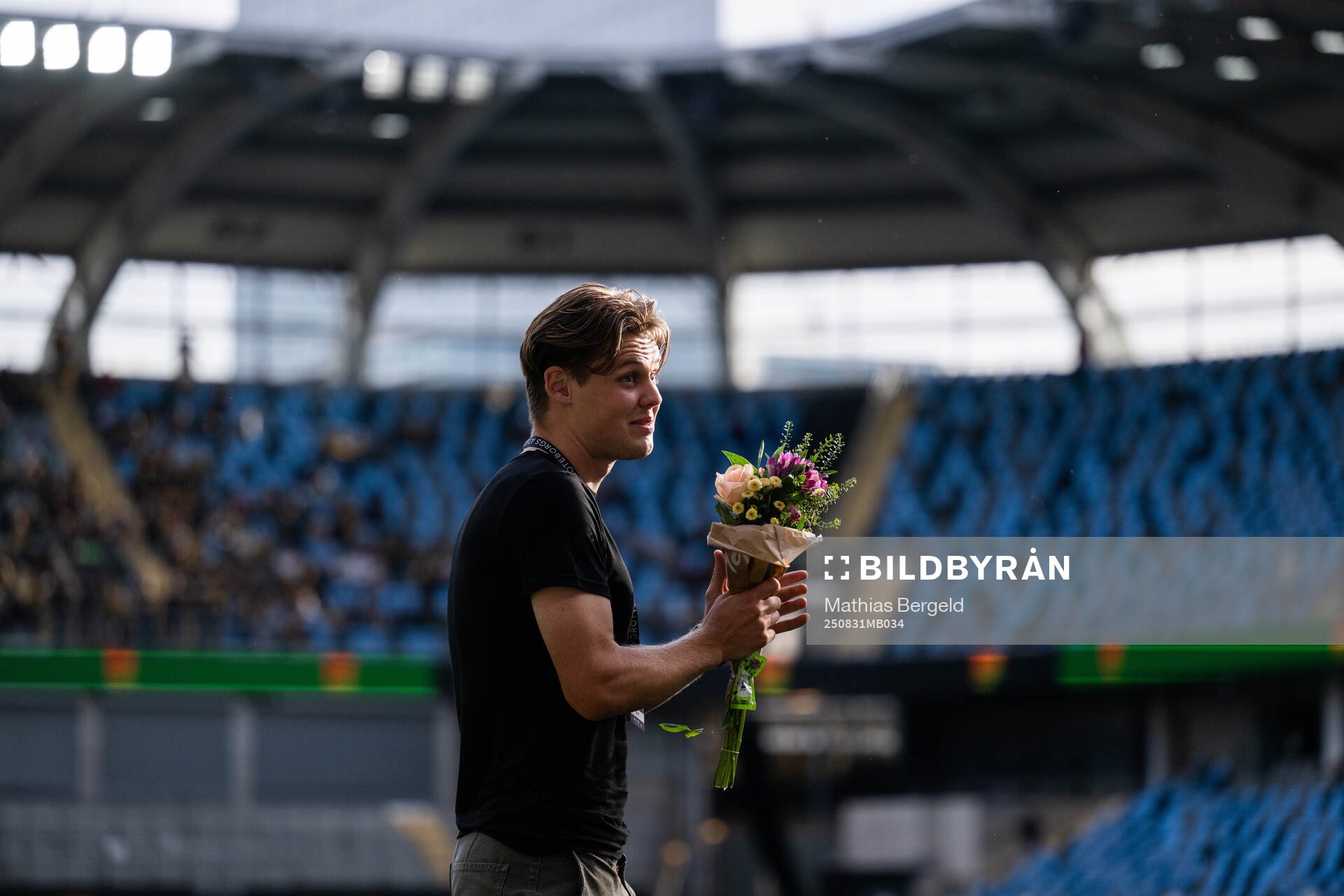 Axel Henriksson tackas av i halvtid