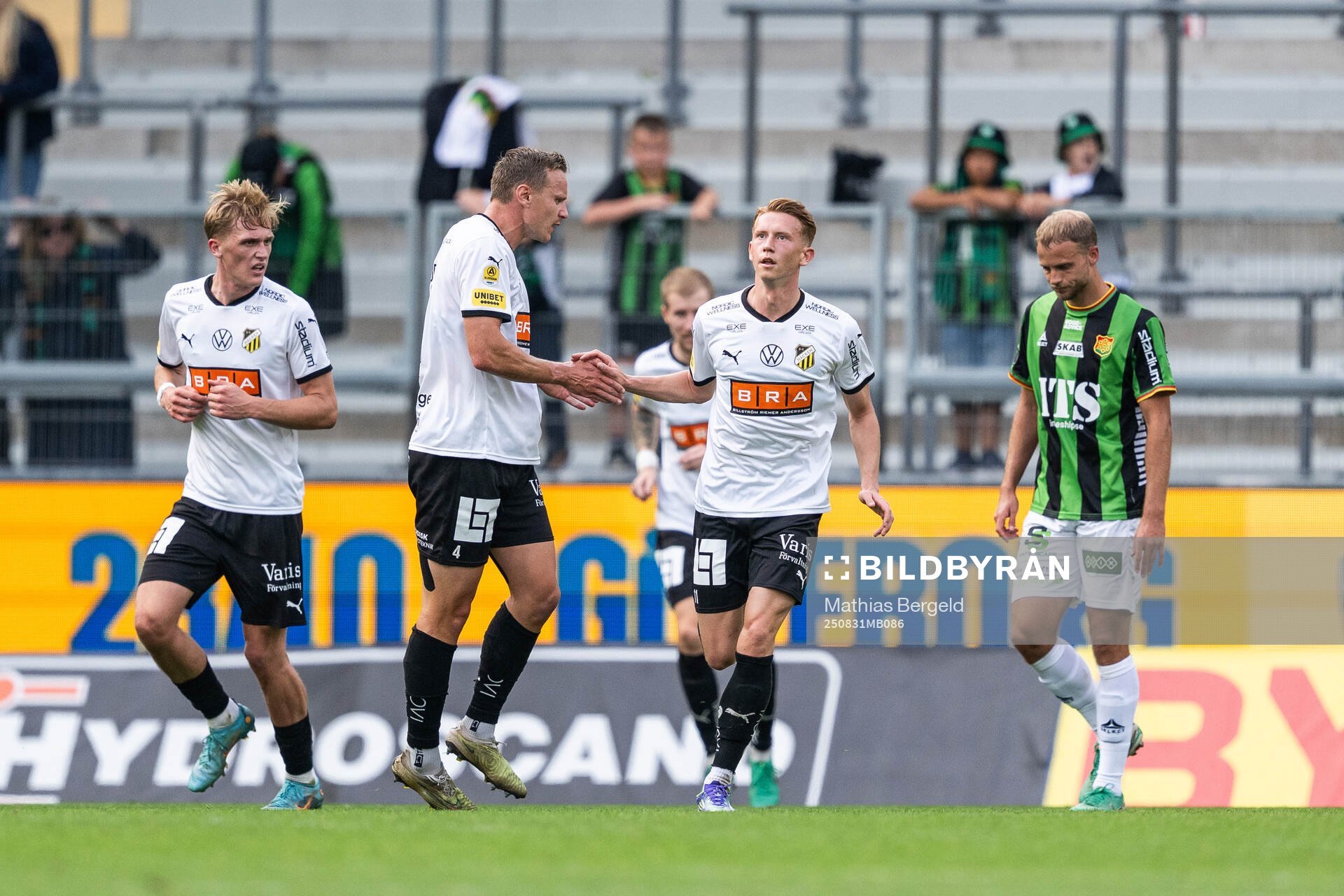 Häckens Marius Lode och Julius Lindberg jublar