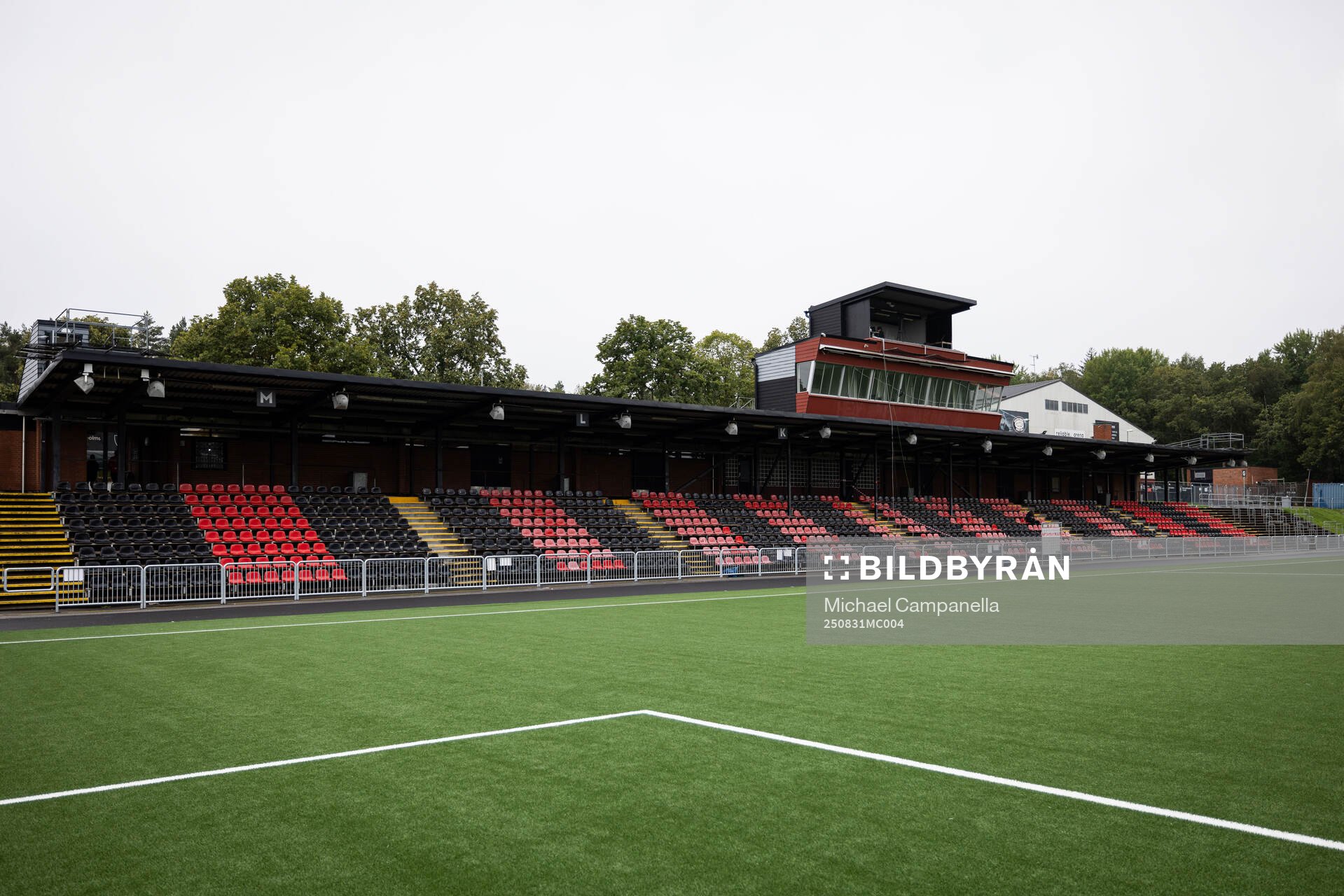 Allmän vy över bortaläktaren på Grimsta IP innan
