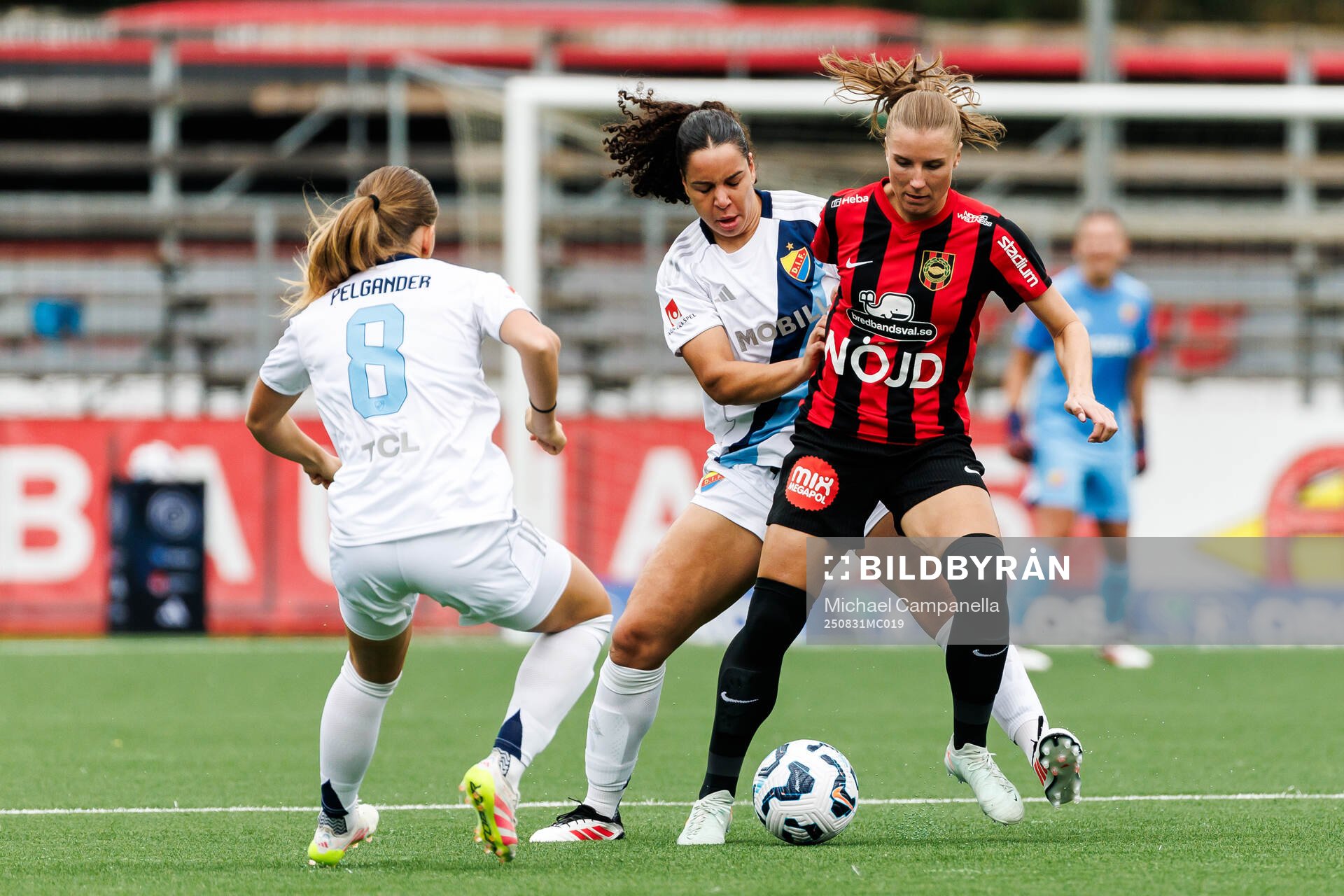 Djurgårdens Elsa Pelgander och Brommapojkarnas Louise
