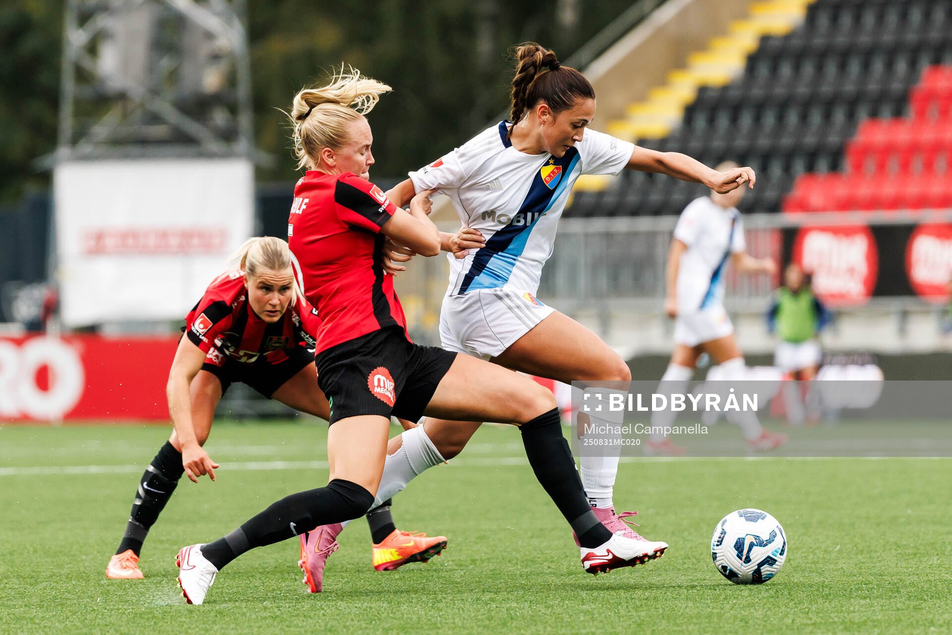 Brommapojkarnas Wilma Wärulf och Djurgårdens Casey Yujin
