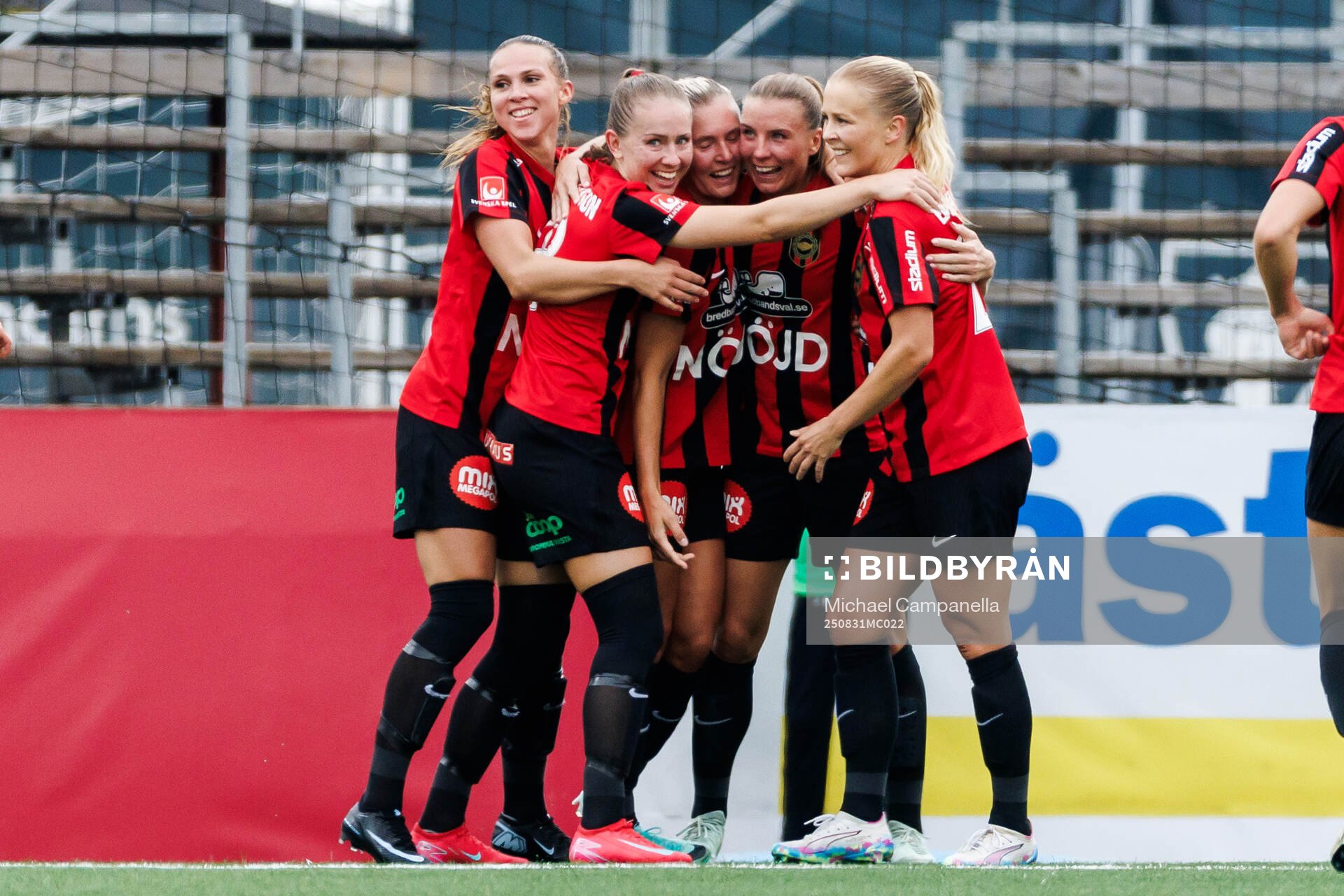 Brommapojkarnas Ellen Toivio jublar med lagkamrater