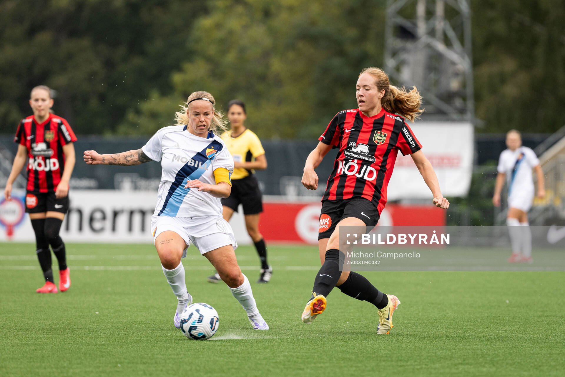 Djurgårdens Therese Åsland och Brommapojkarnas Alice