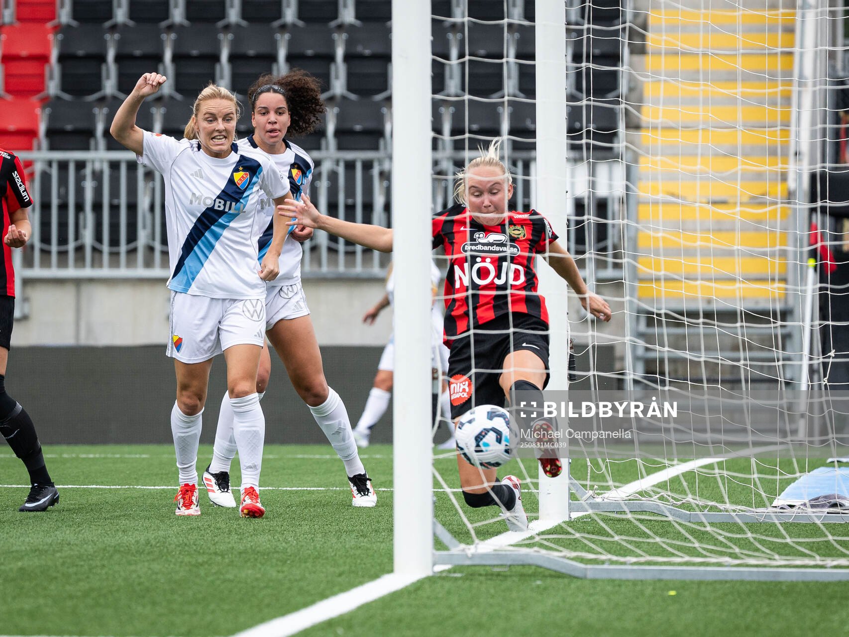 Brommapojkarnas Wilma Wärulf gör en räddning på