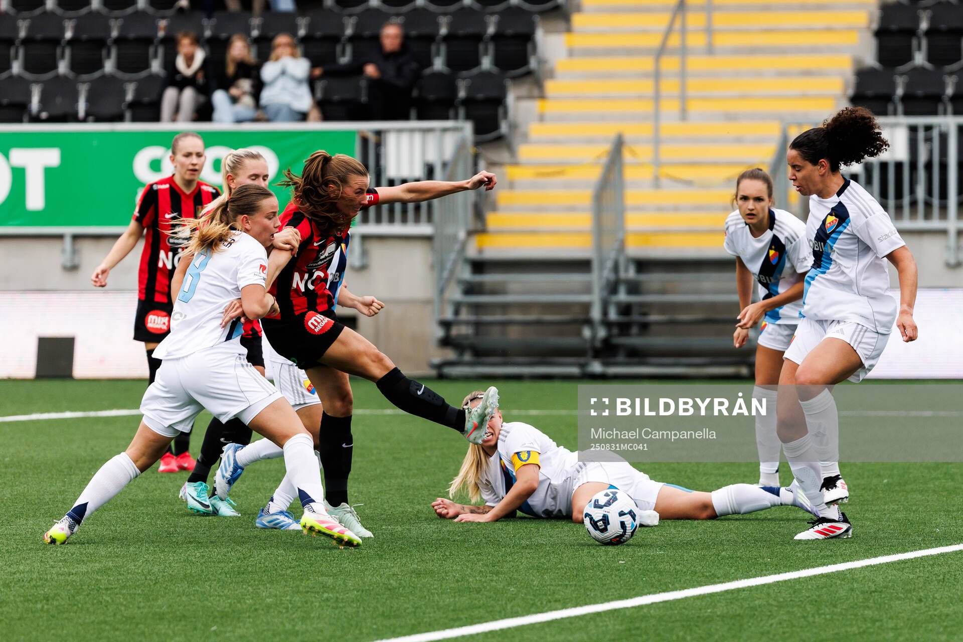 Djurgårdens Elsa Pelgander och Brommapojkarnas Louise