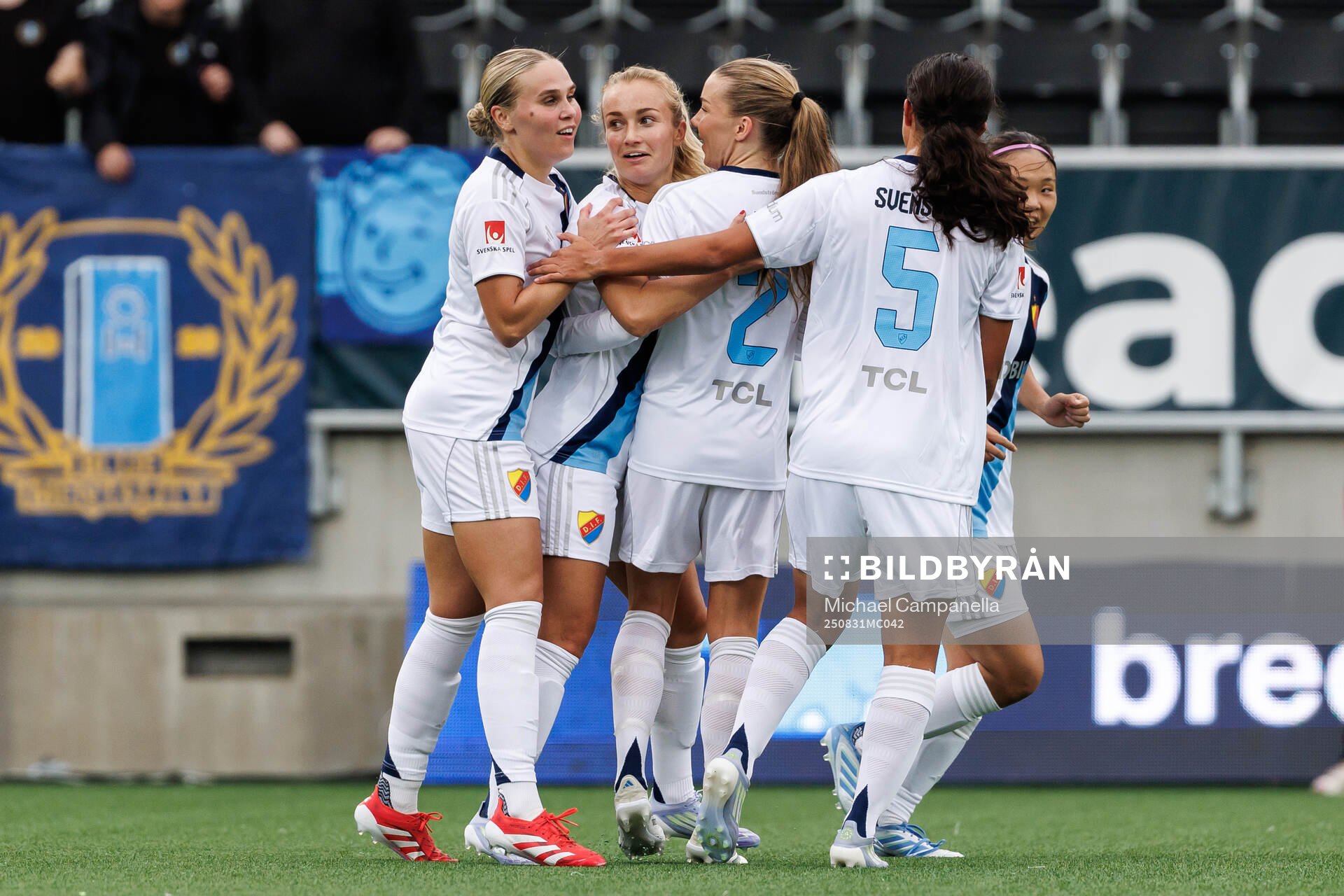 Djurgårdens Tove Almqvist jublar med lagkamrater