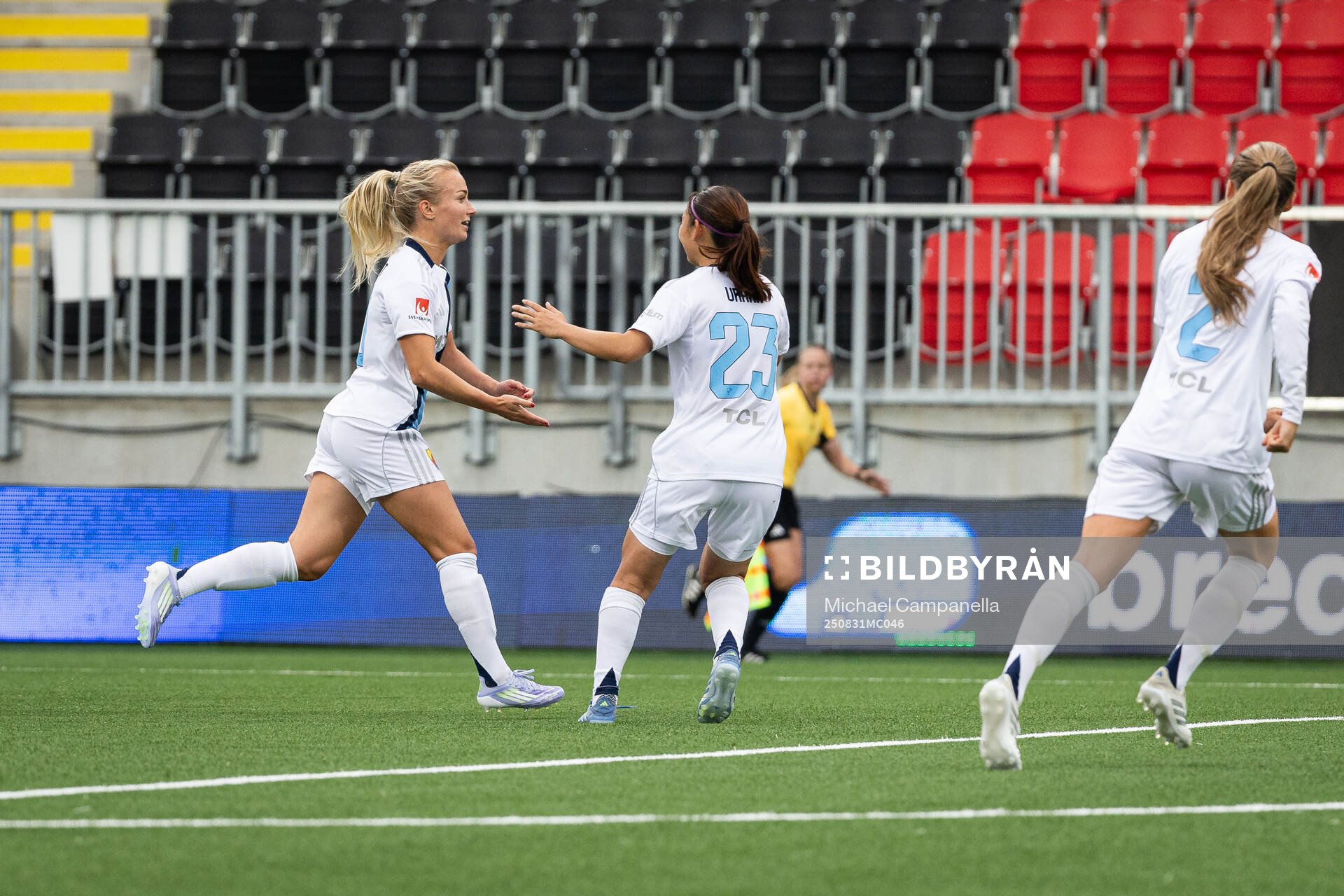 Djurgårdens Tove Almqvist och Urara Watanabe jublar