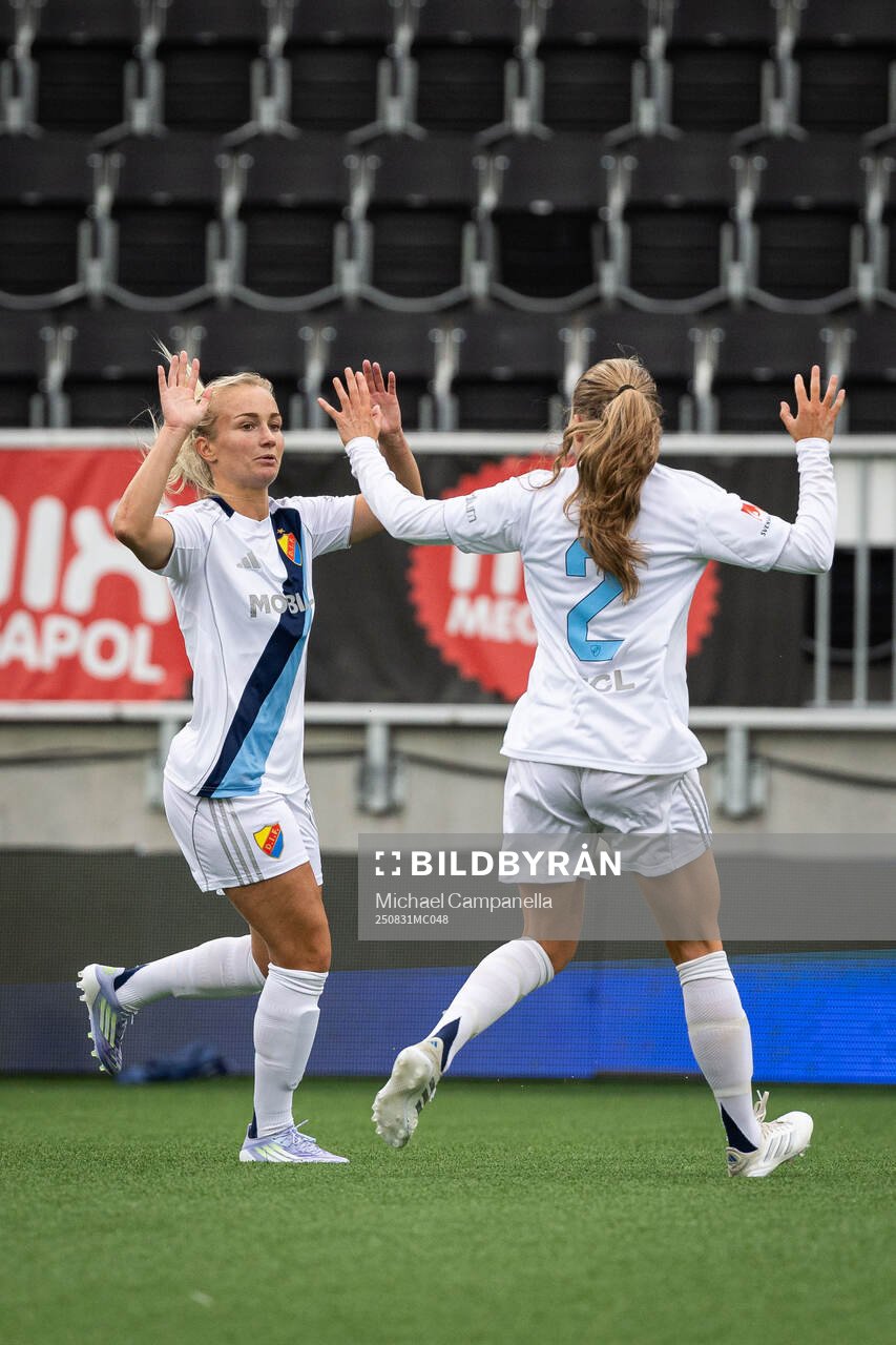 Djurgårdens Tove Almqvist jublar med Ebba Hed