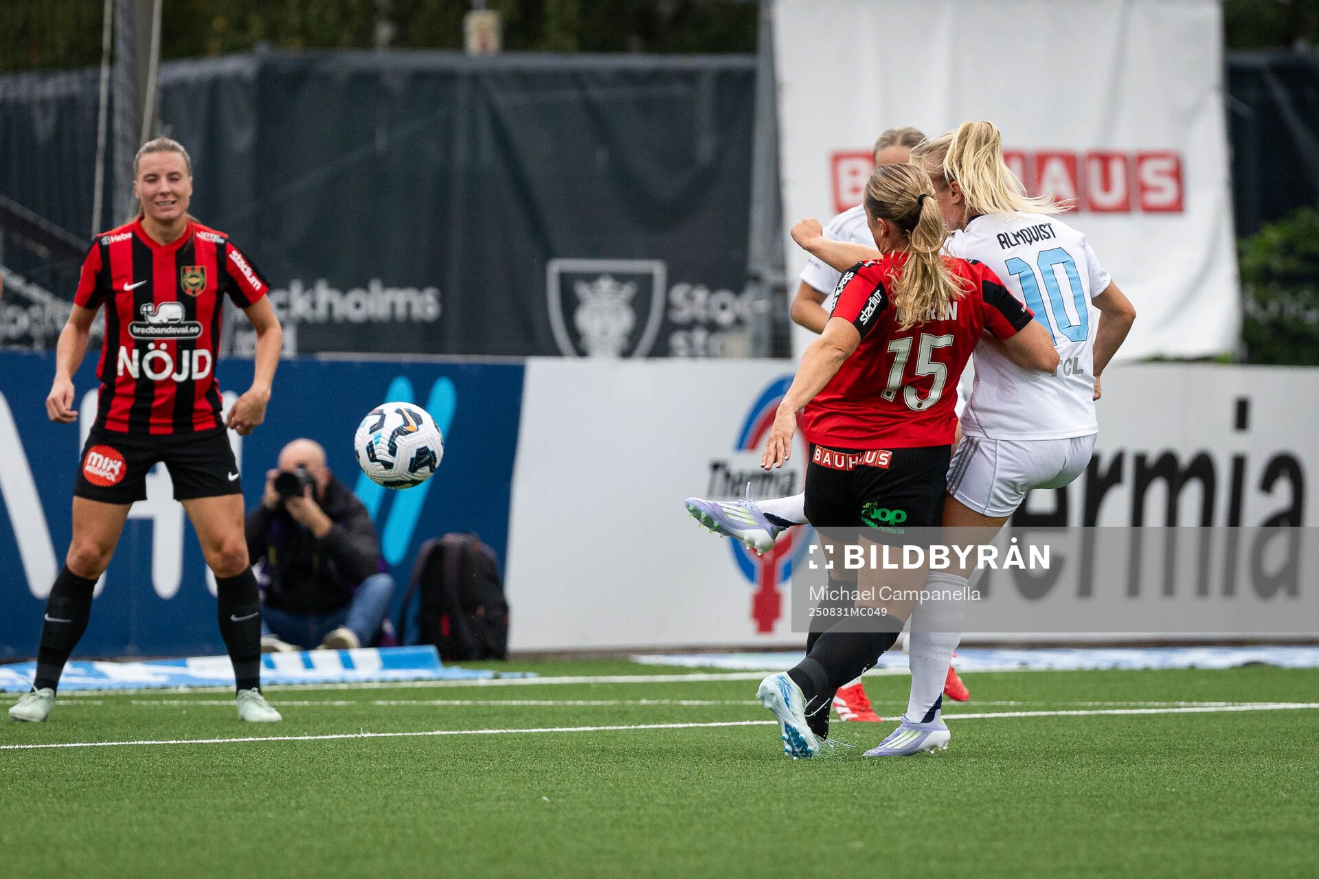 Djurgårdens Tove Almqvist gör 1-1 målet