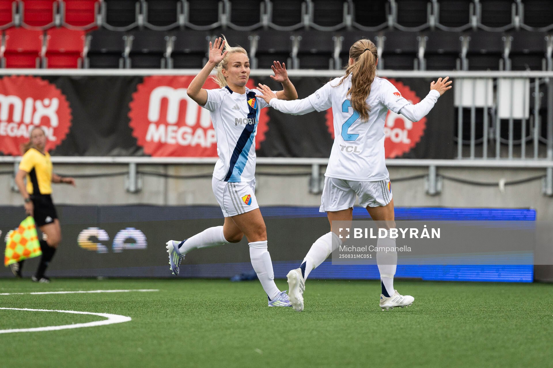 Djurgårdens Tove Almqvist jublar med Ebba Hed