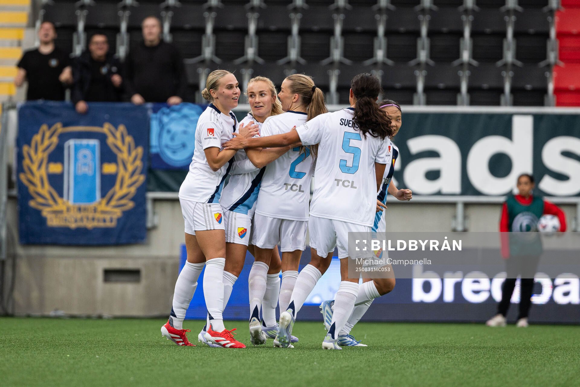 Djurgårdens Tove Almqvist jublar med lagkamrater