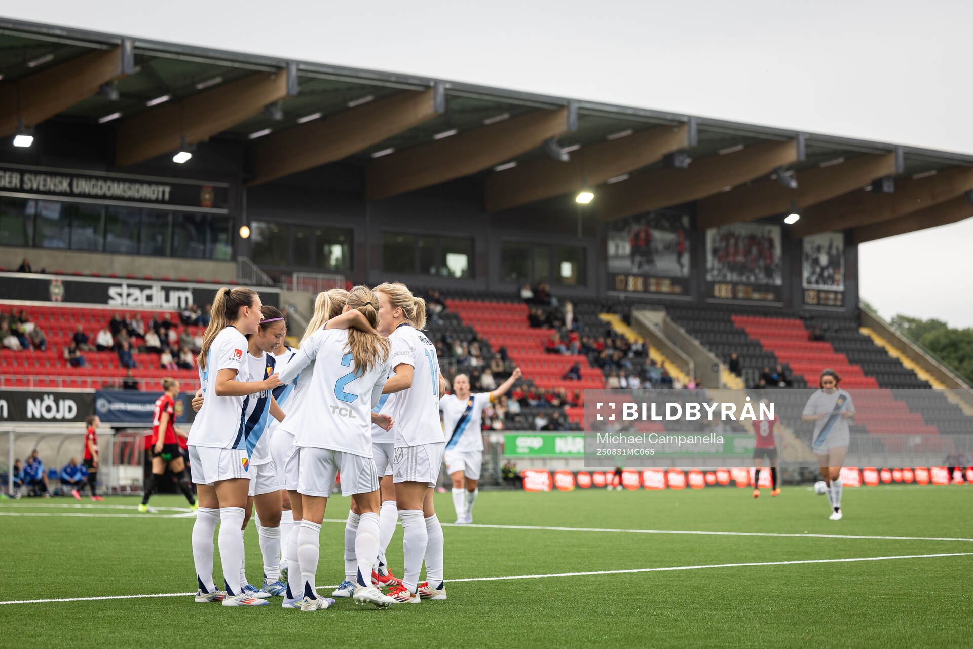 Djurgårdens Tove Almqvist och lagkamrater jublar