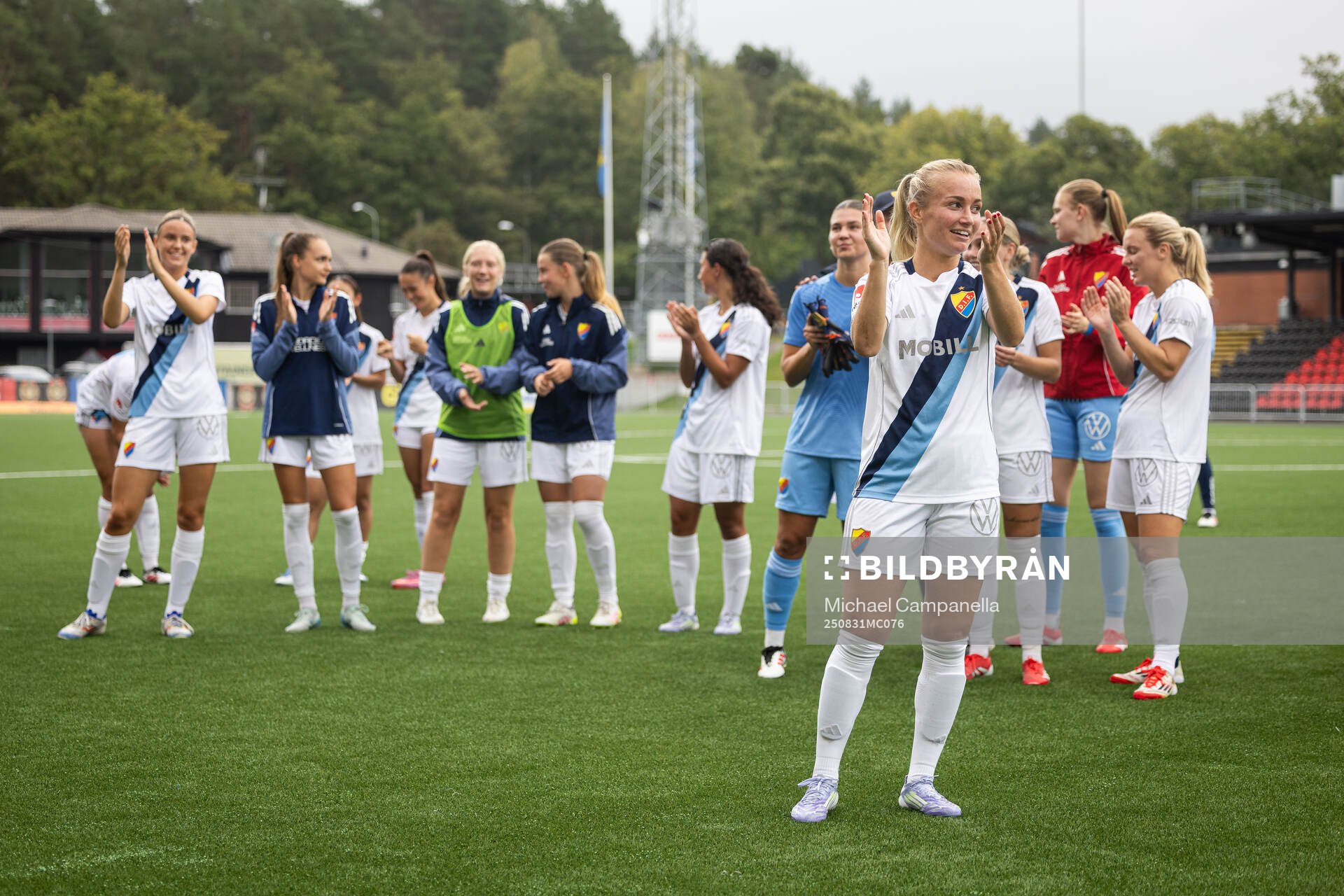 Djurgårdens Tove Almqvist jublar med lagkamrater