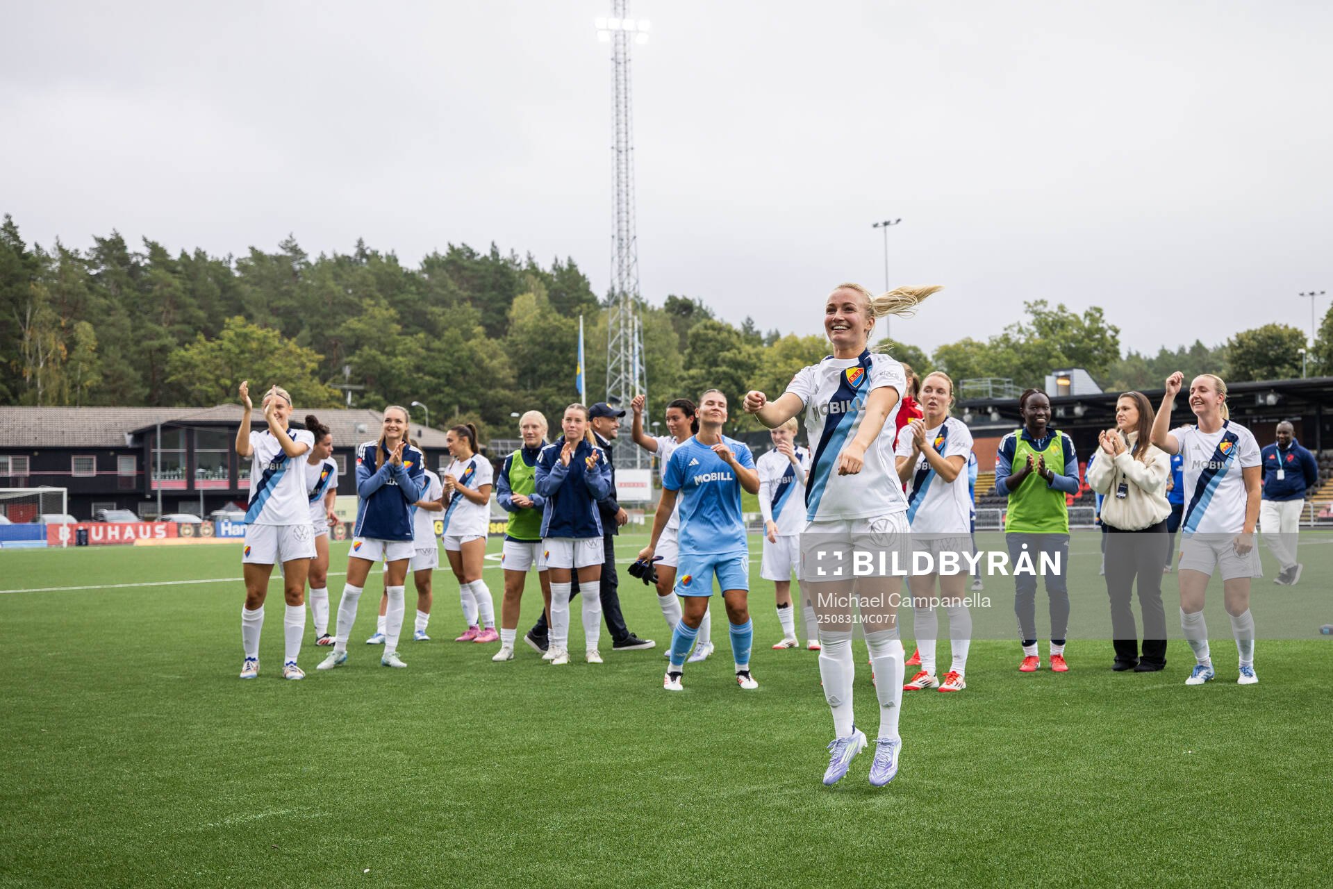 Djurgårdens Tove Almqvist jublar med lagkamrater