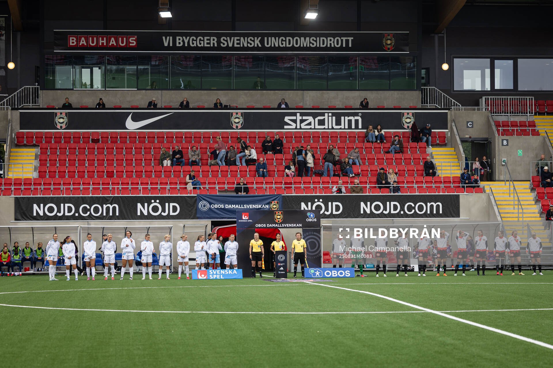Djurgårdens och Brommapojkarnas spelare i en