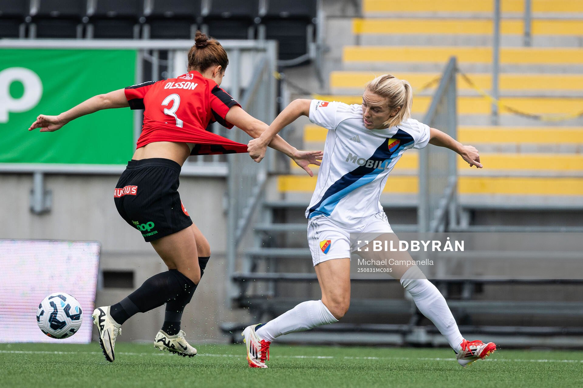 Brommapojkarnas Julia Olsson och Djurgårdens Mimmi Larsson