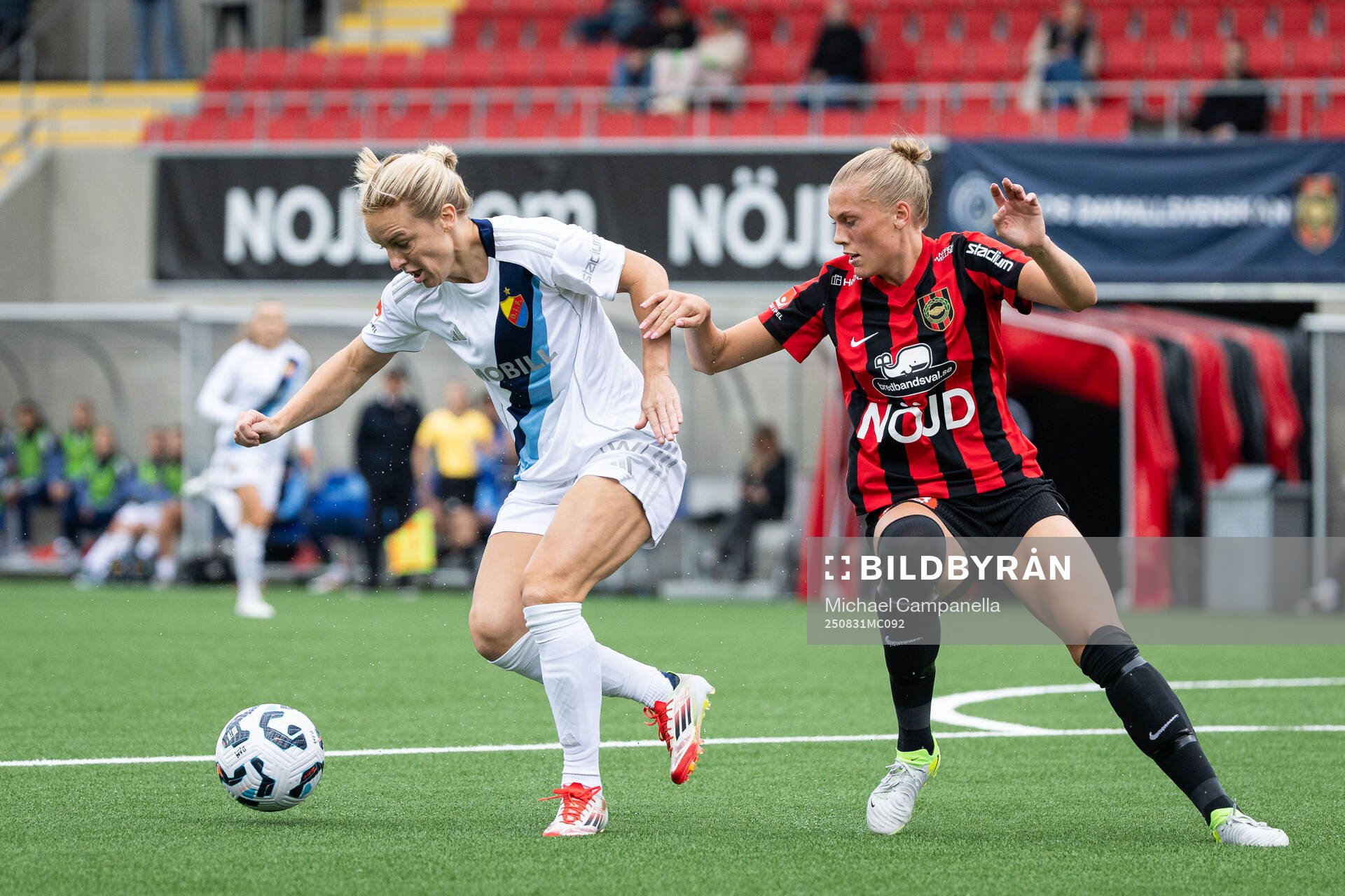 Djurgårdens Mimmi Larsson och Brommapojkarnas Amanda Wulff