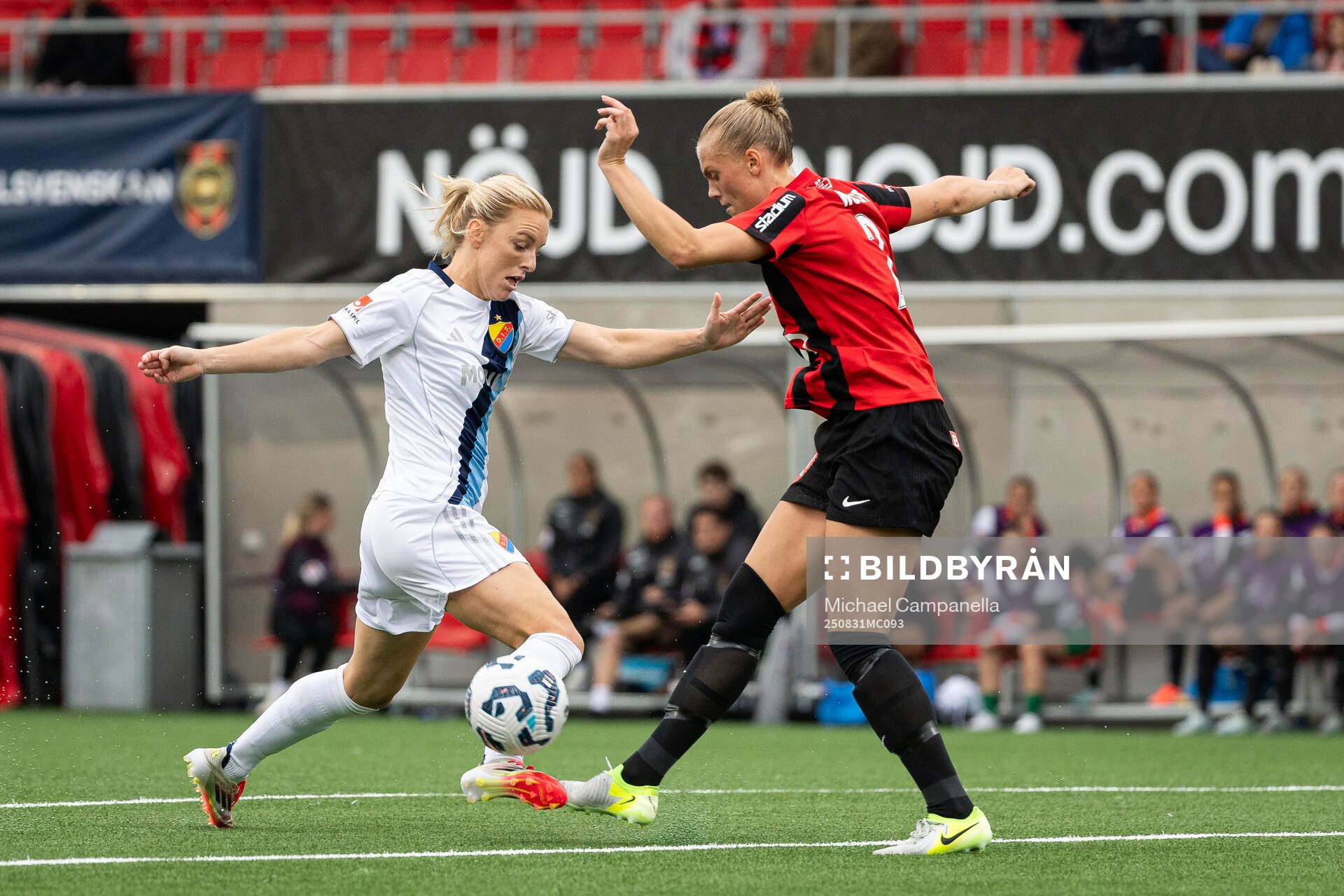 Djurgårdens Mimmi Larsson och Brommapojkarnas Amanda Wulff