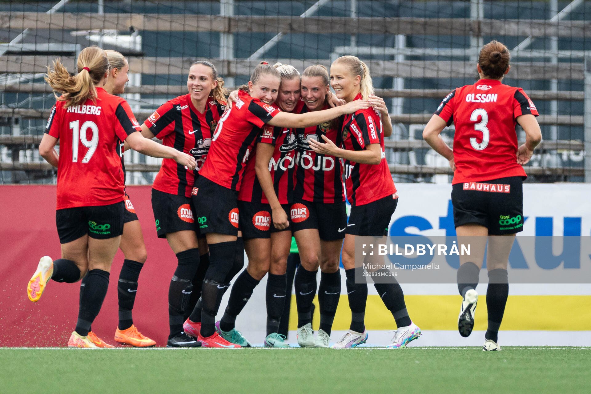 Brommapojkarnas Ellen Toivio och lagkamrater jublar