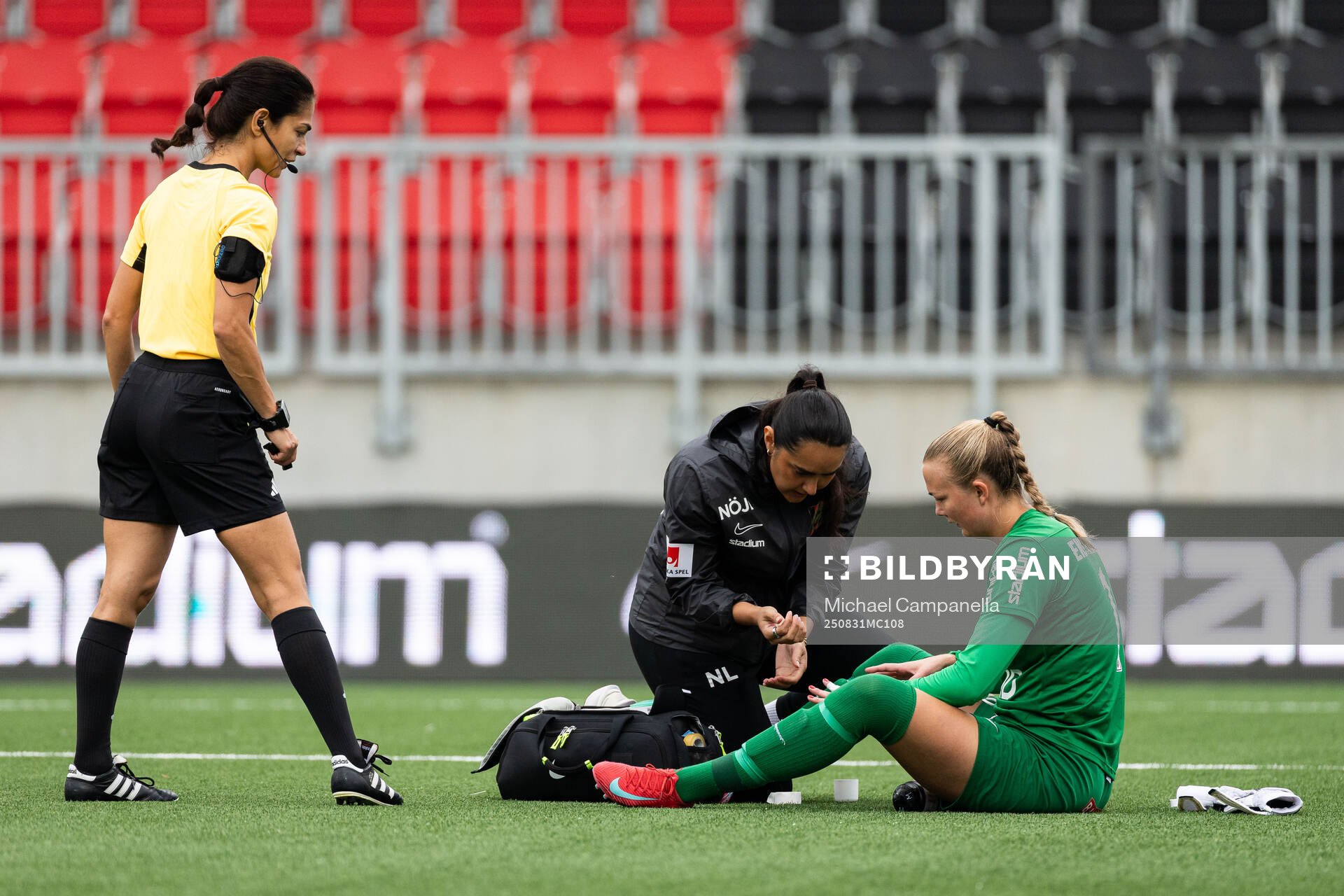 Brommapojkarnas målvakt Clara Ekstrand har ont