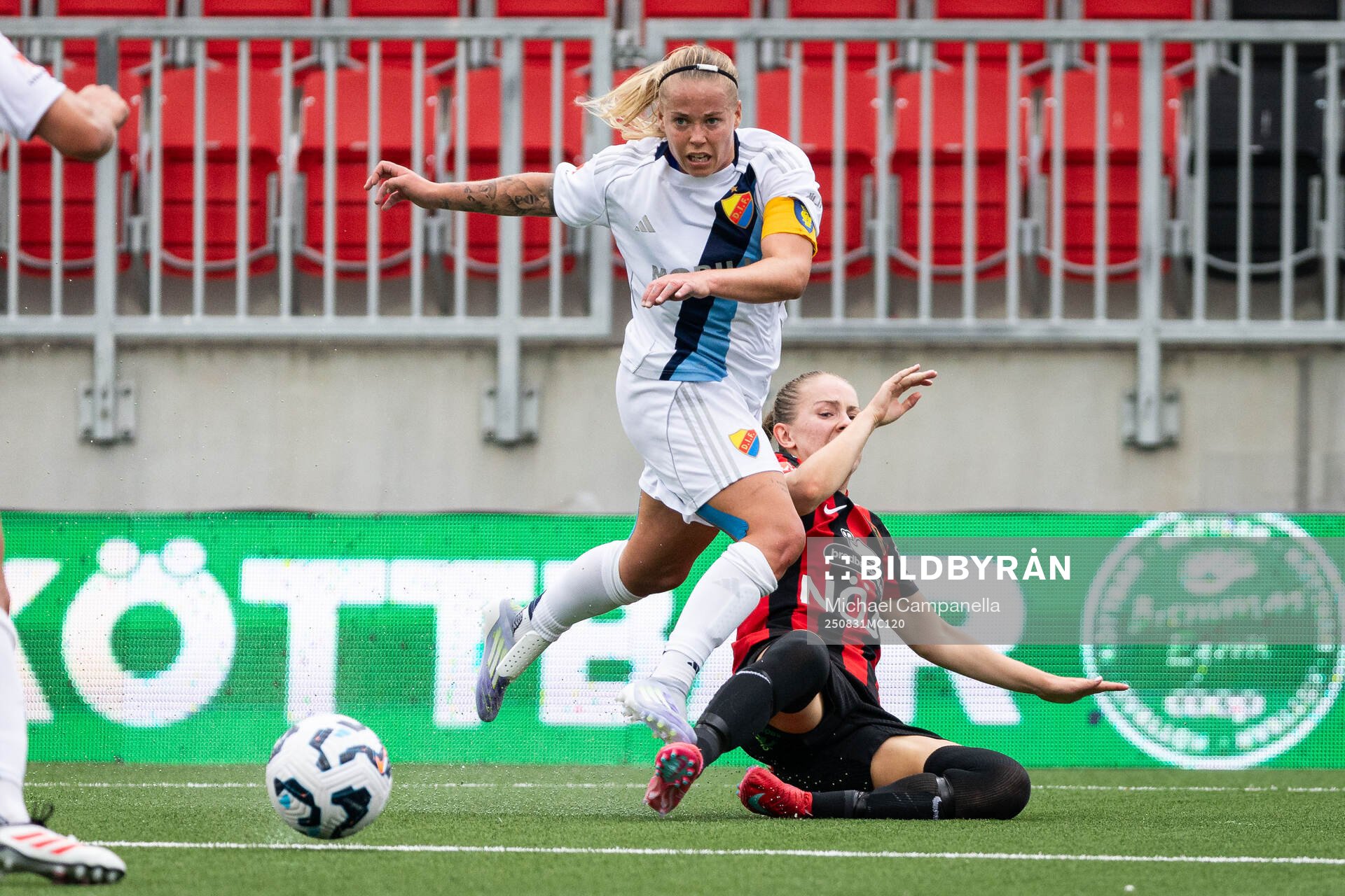Djurgårdens Therese Åsland och Brommapojkarnas Louise