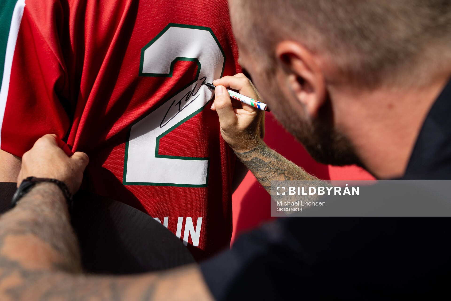 Christian Folin of Frölunda signs a jersey