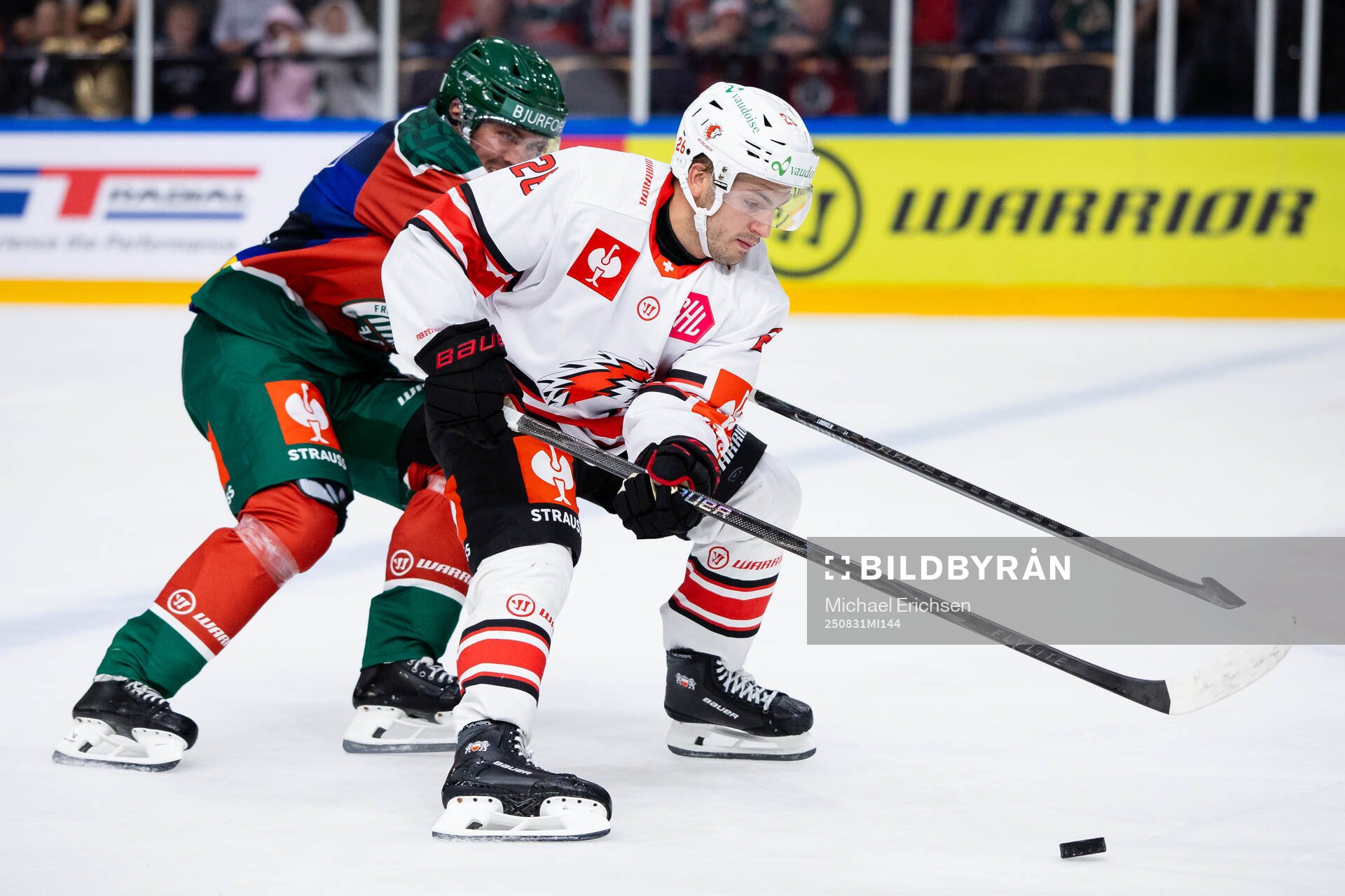 Max Lindholm of Frölunda and Austin Czarnik of Lausanne