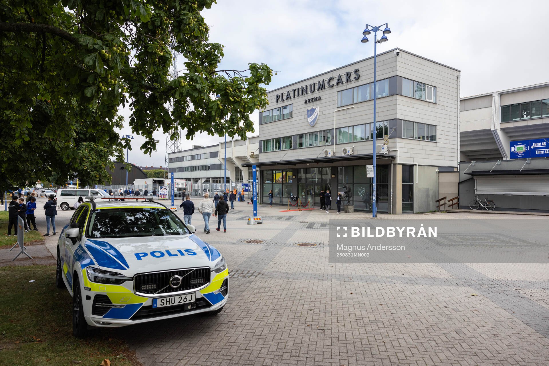 En polisbil utanför Platinumcars Arena