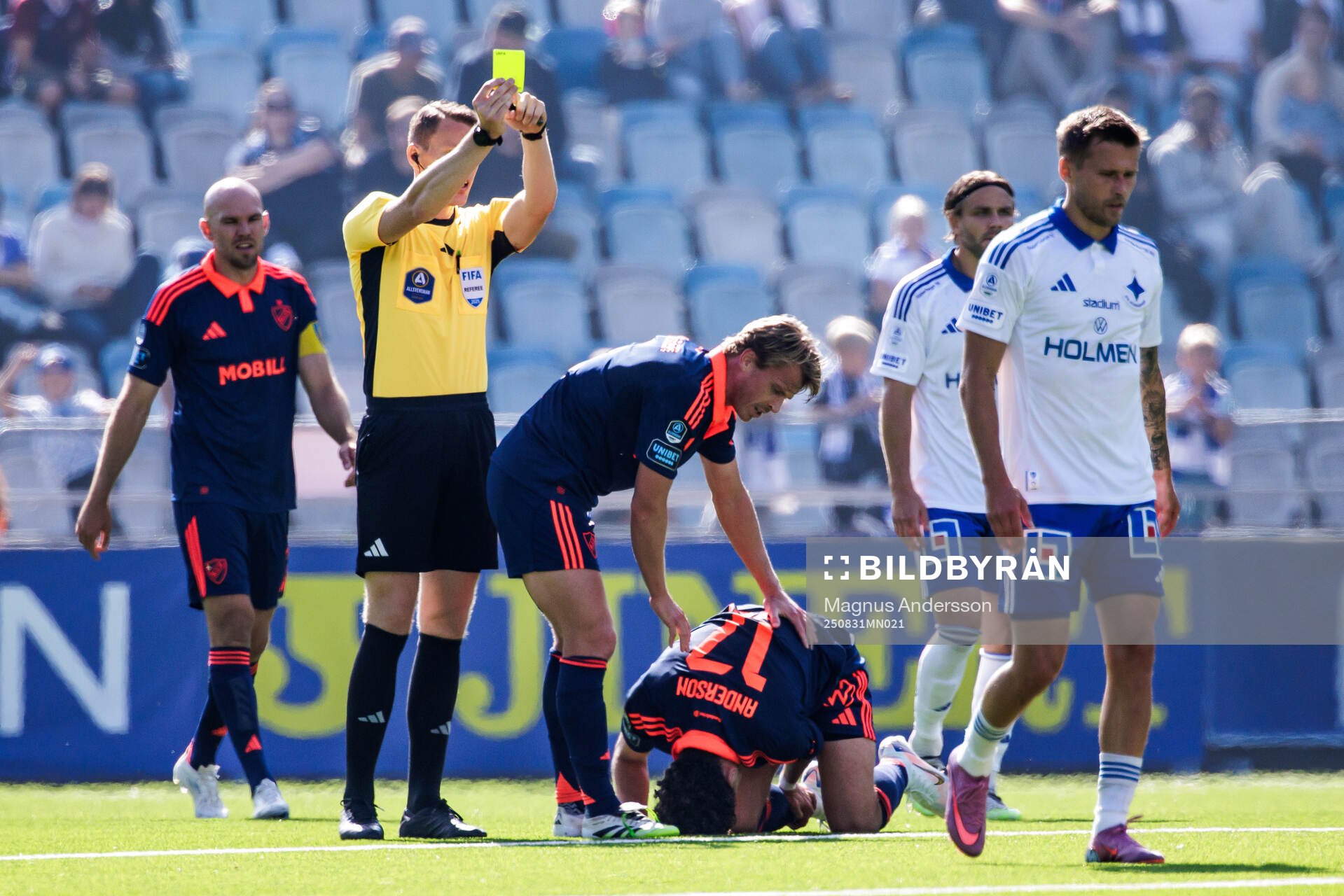 Djurgårdens Mikael Anderson har ont och IFK Norrköpings