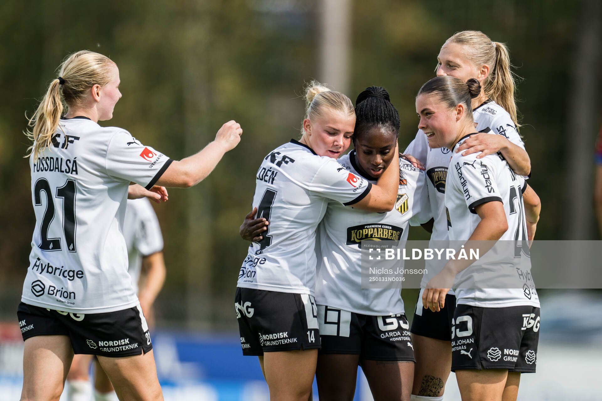 Häckens Matilda Nildén jublar och Monica Jusu Bah jublar