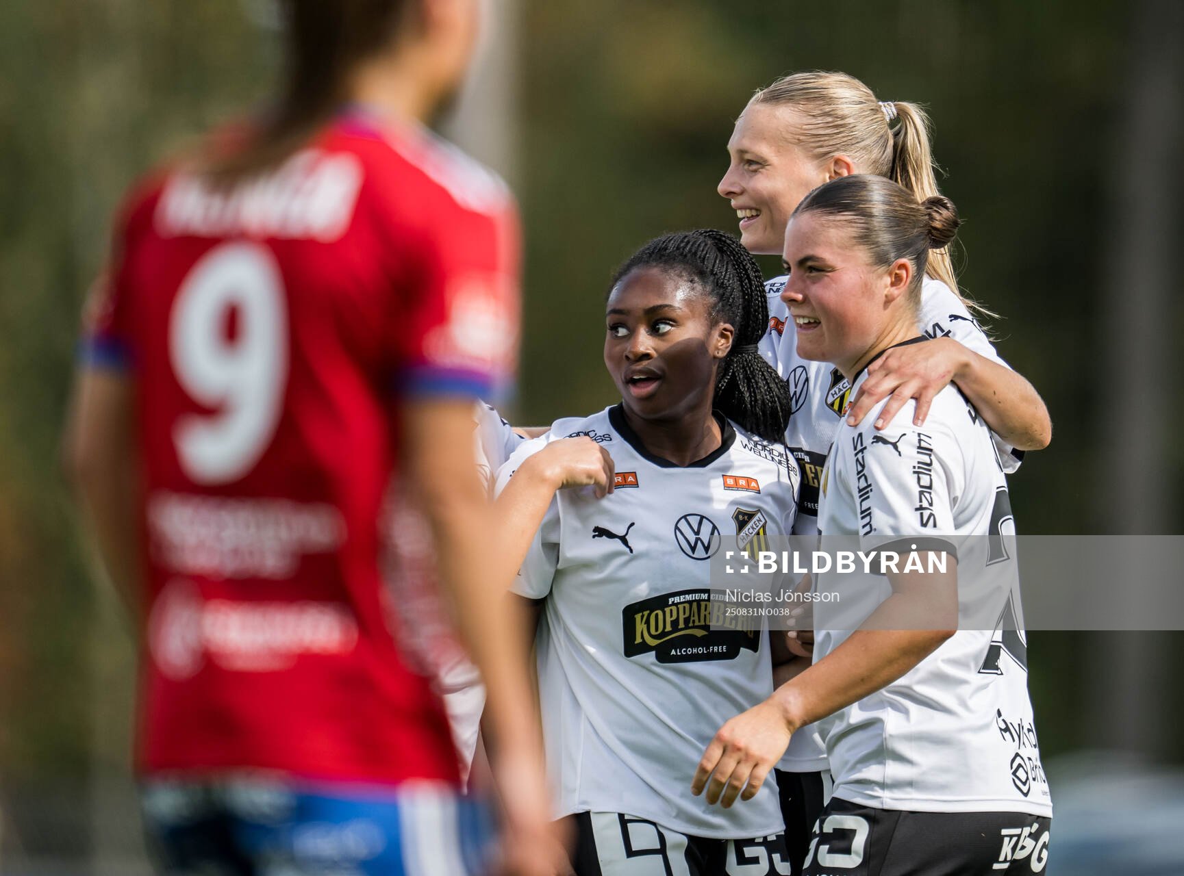 Häckens Monica Jusu Bah jublar