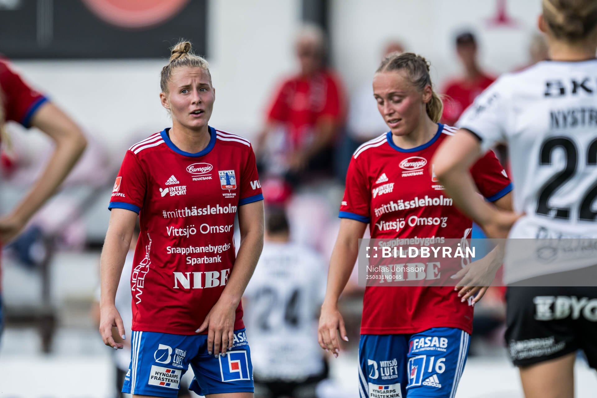 Vittsjös Sofie Rewucha och Olivia Wänglund deppar