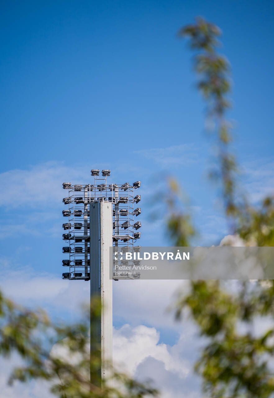 En strålkastare utanför Eleda Stadion