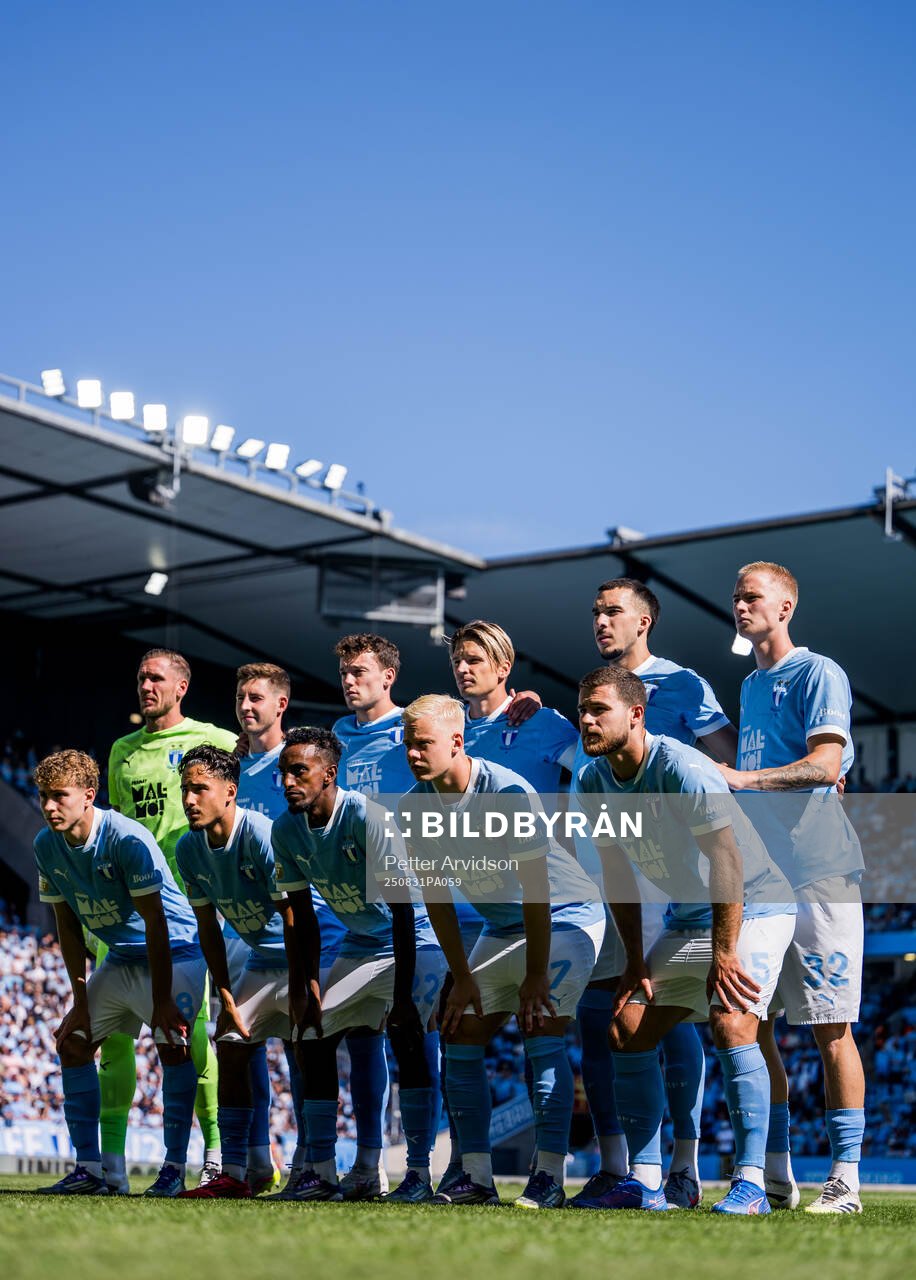 Malmö FFs startelva ställer upp för en lagbild