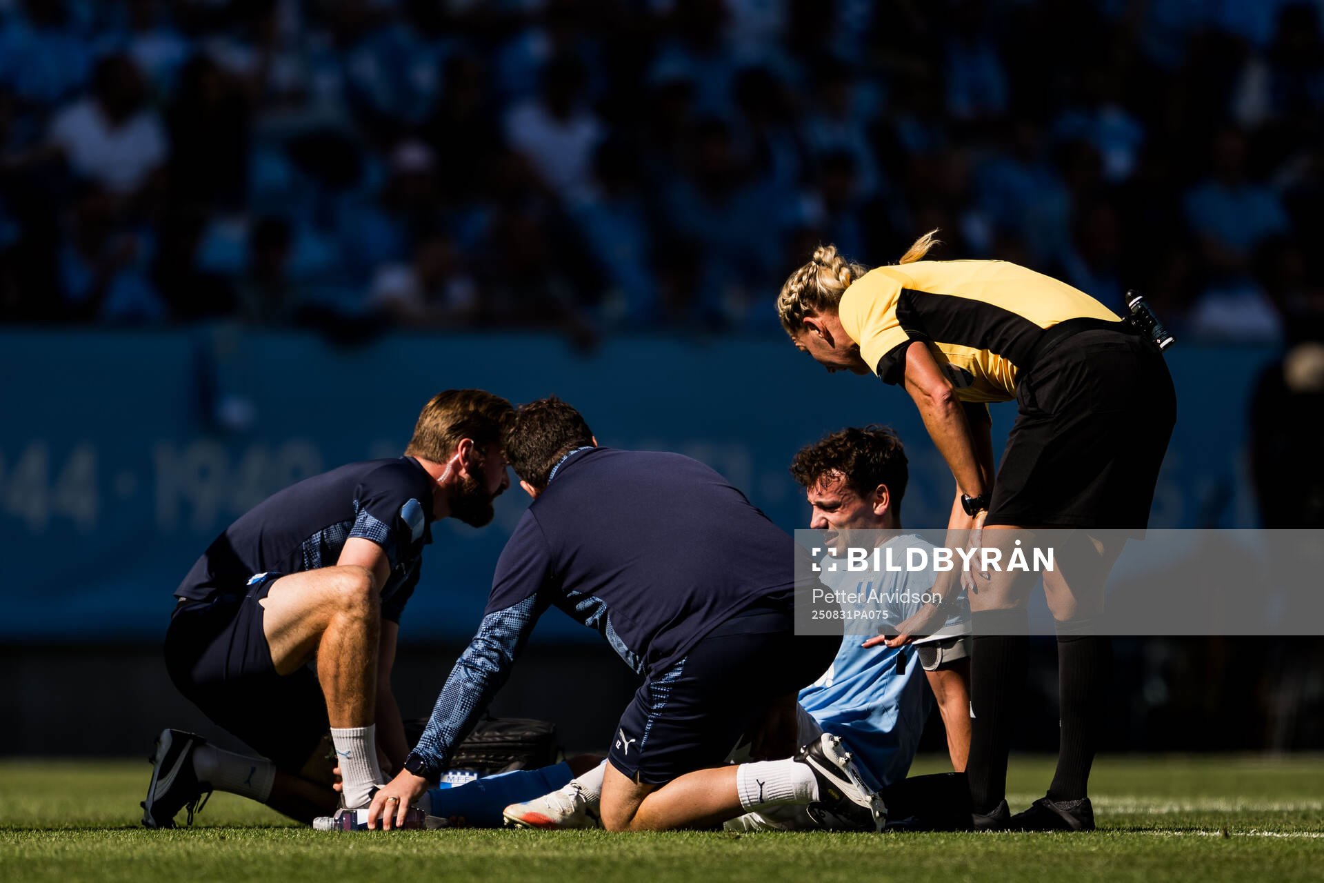 Malmö FFs Colin Rösler får vård av medicinsk personal