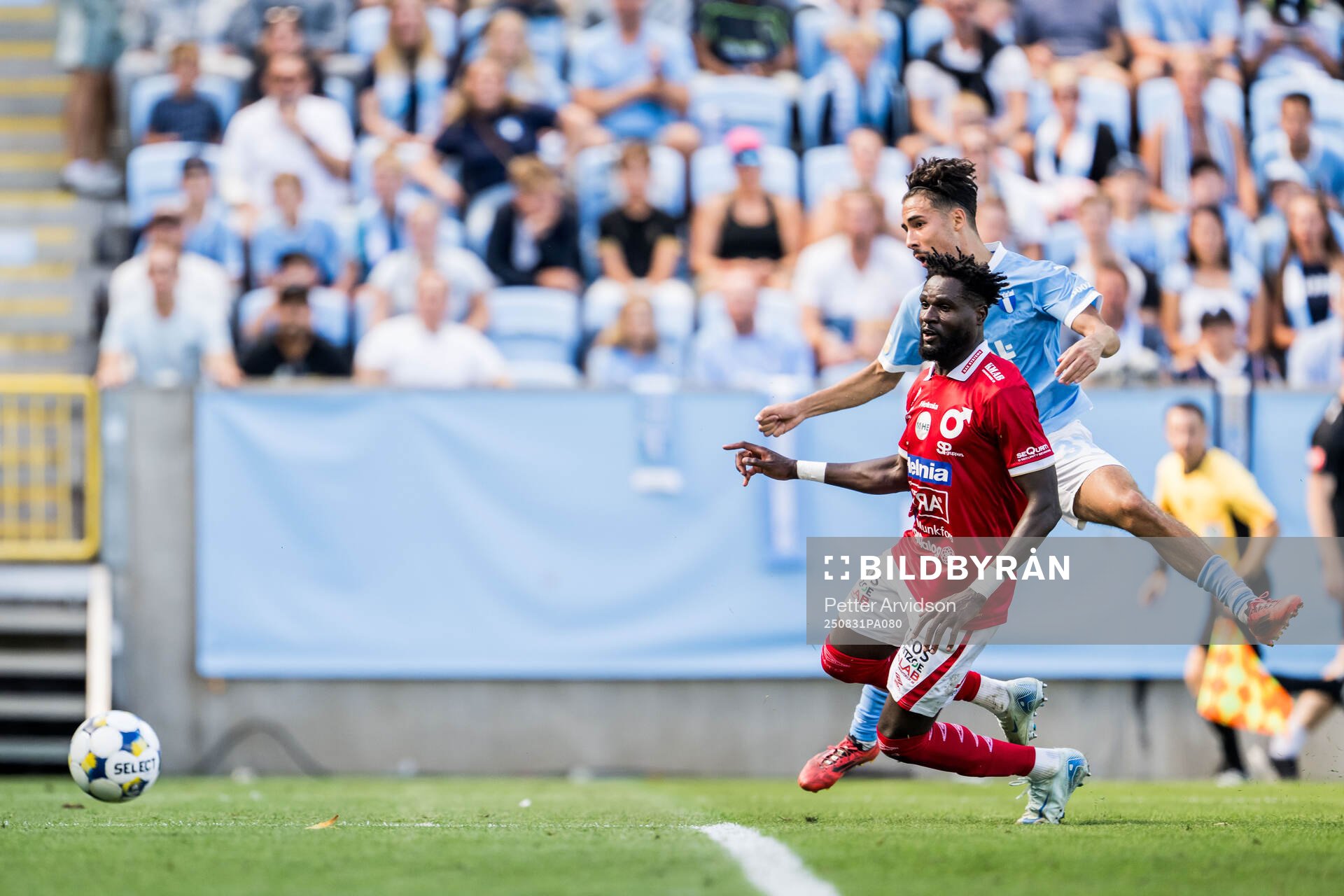 Malmö FFs Adrian Skogmar och Degerfors Nasiru Moro vid 1-1