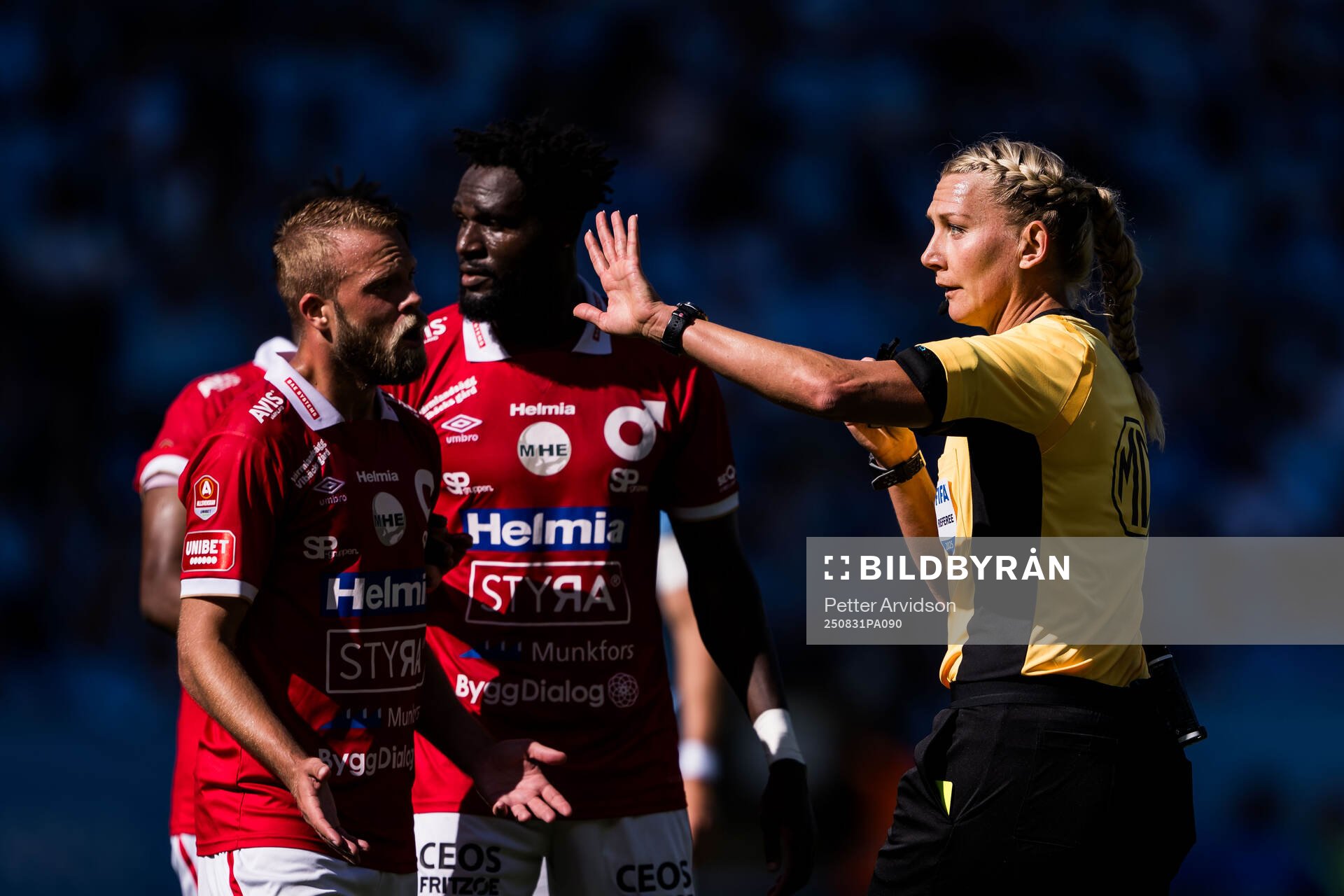 Degerfors Daniel Sundgren och Domare Tess Olofsson