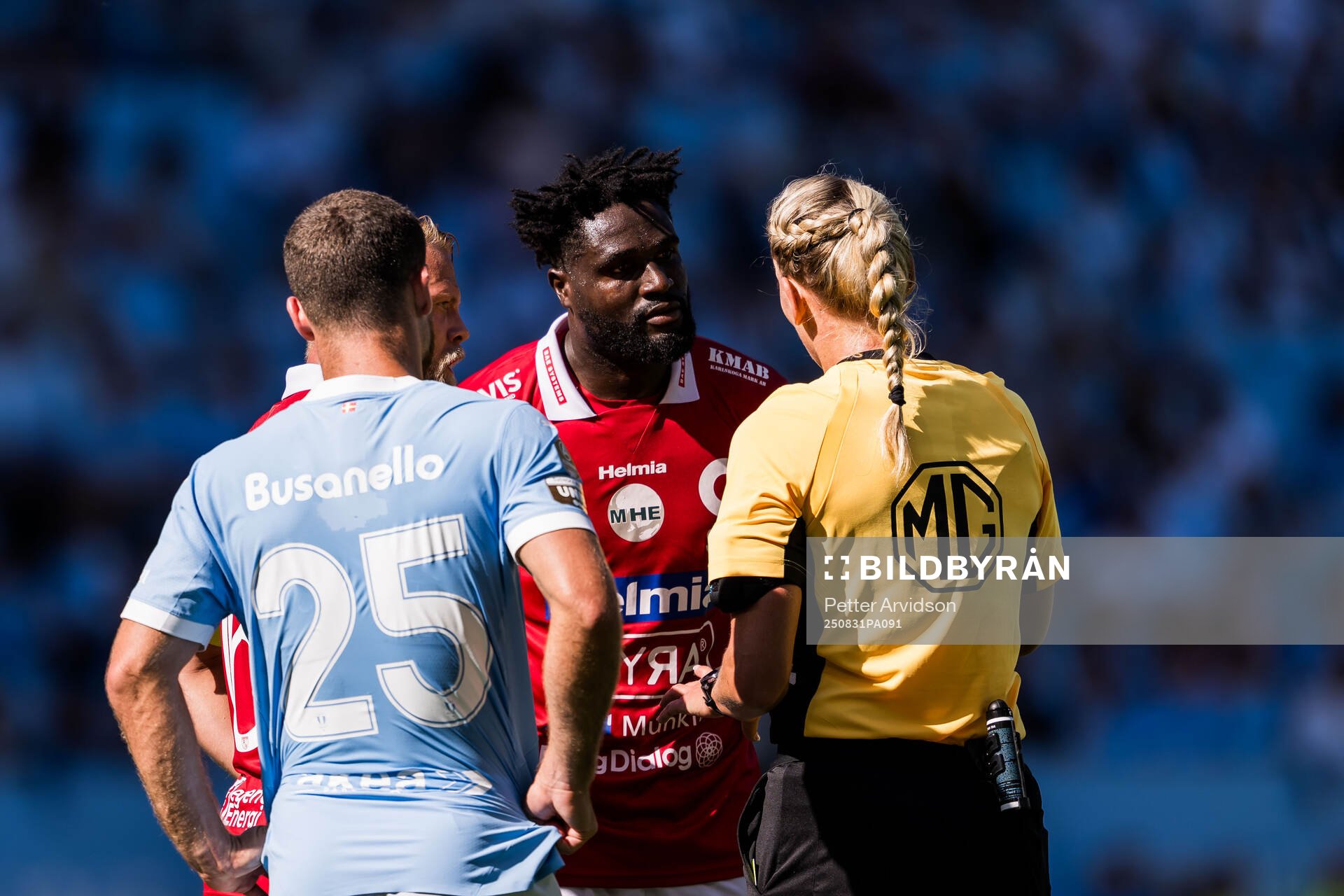 Degerfors Nasiru Moro och Domare Tess Olofsson