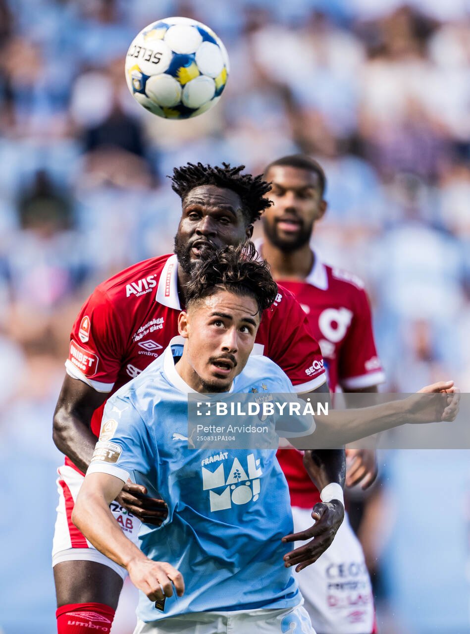 Malmö FFs Adrian Skogmar och Degerfors Nasiru Moro