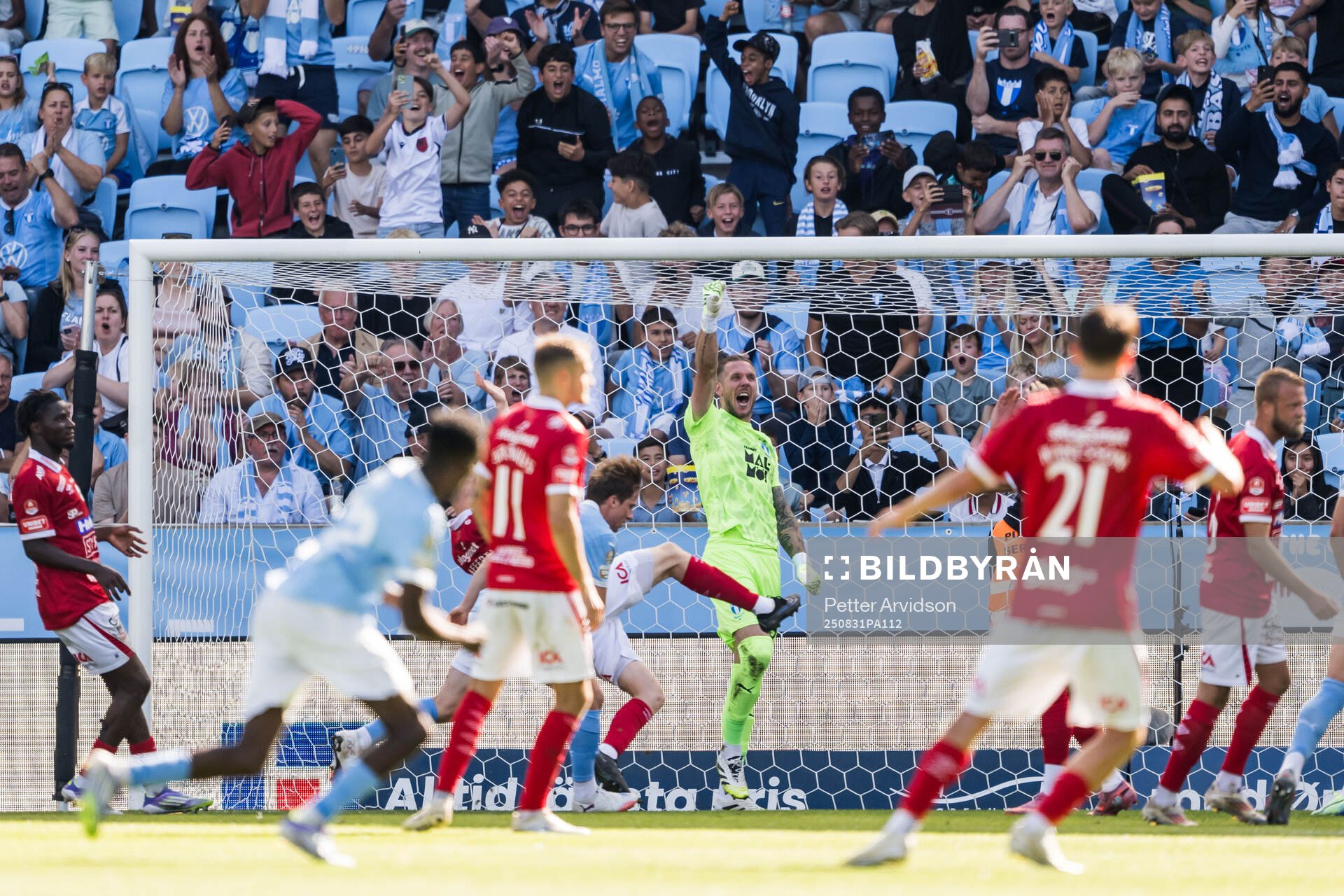Malmö FFs målvakt Robin Olsen jublar