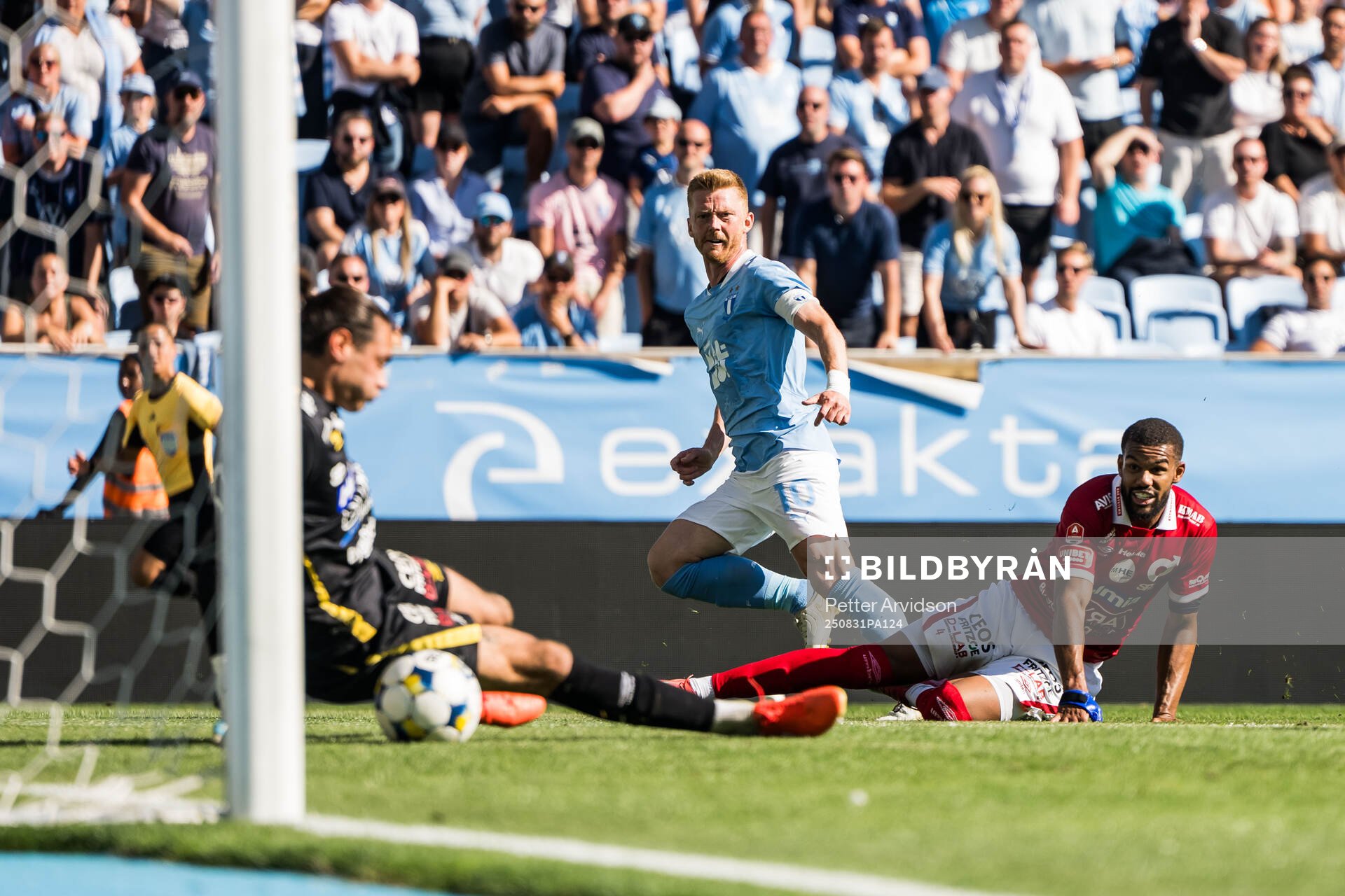 Degerfors målvakt Matvei Igonen och Malmö FFs Anders